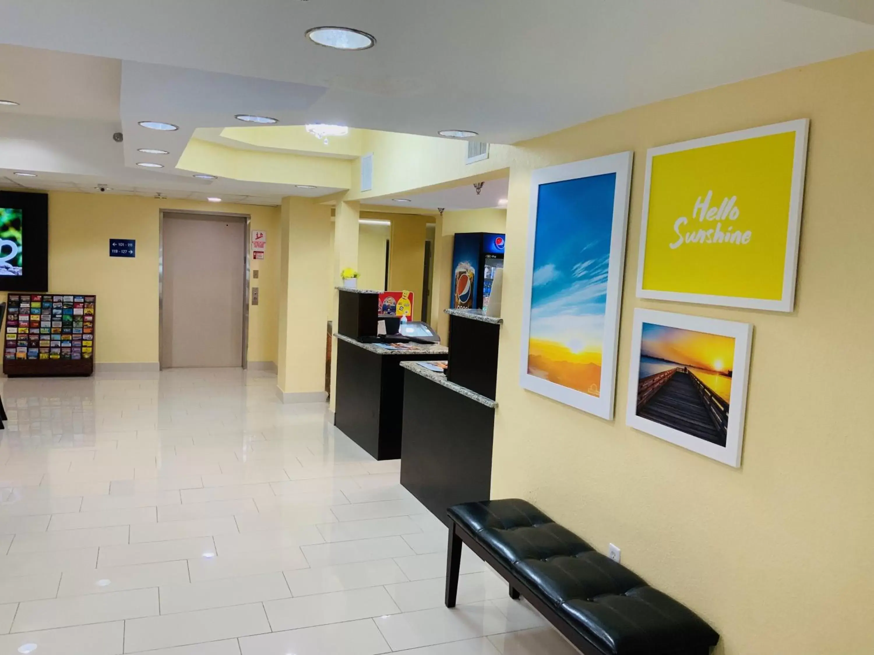 Lobby or reception, Lobby/Reception in Days Inn & Suites by Wyndham Tampa/Raymond James Stadium