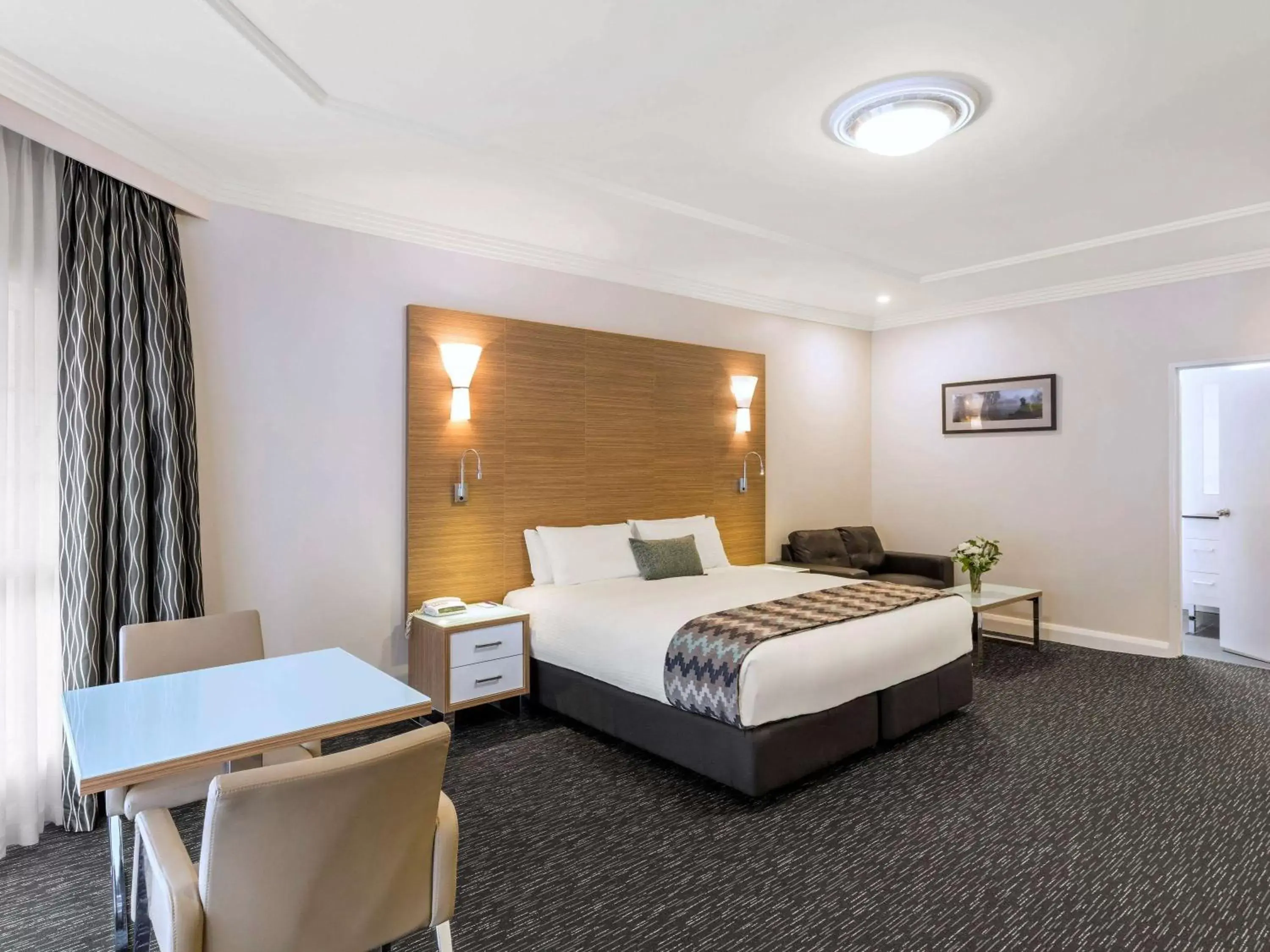 Photo of the whole room, Bed in Mercure Goulburn