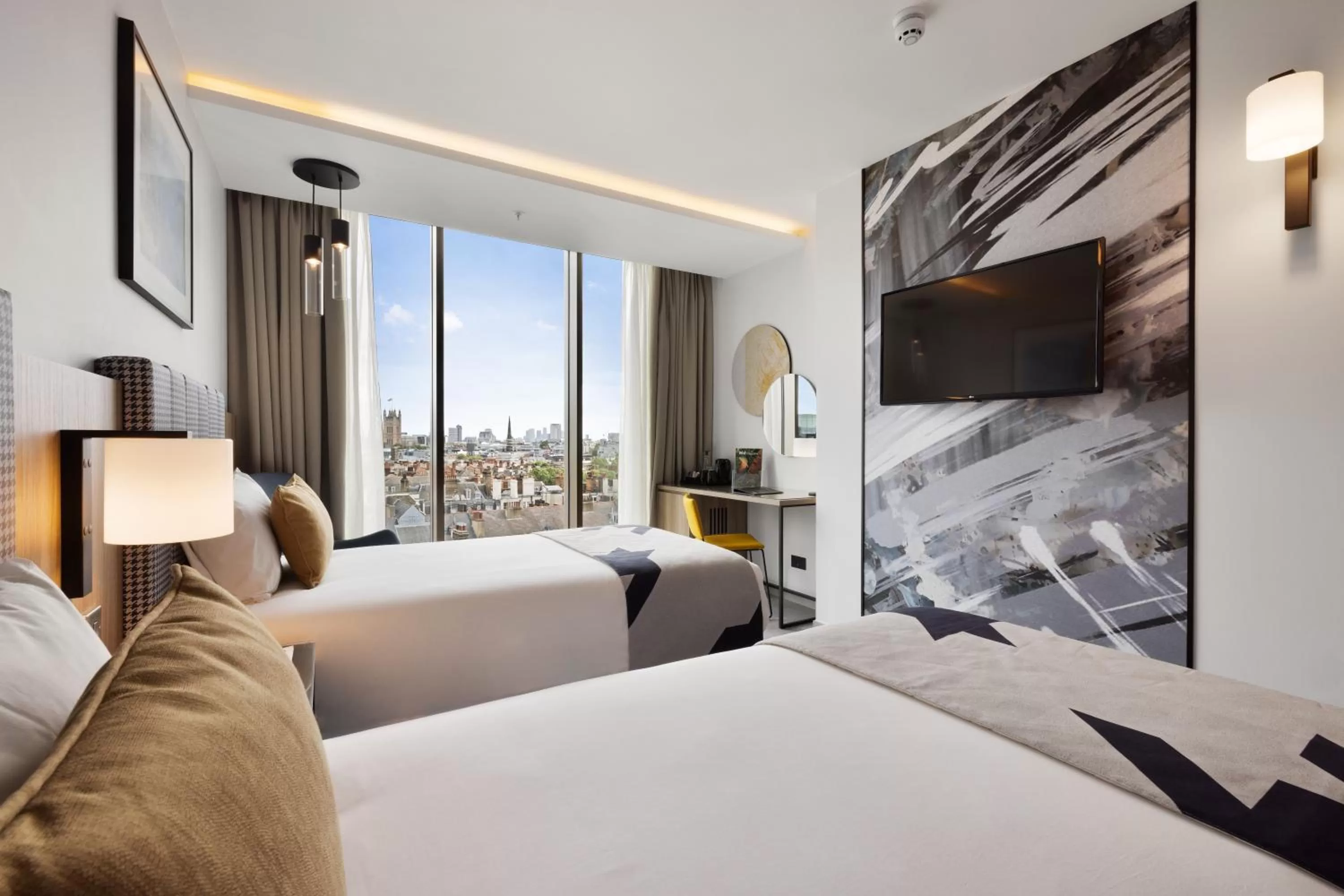 Photo of the whole room, Bed in Riu Plaza London Victoria