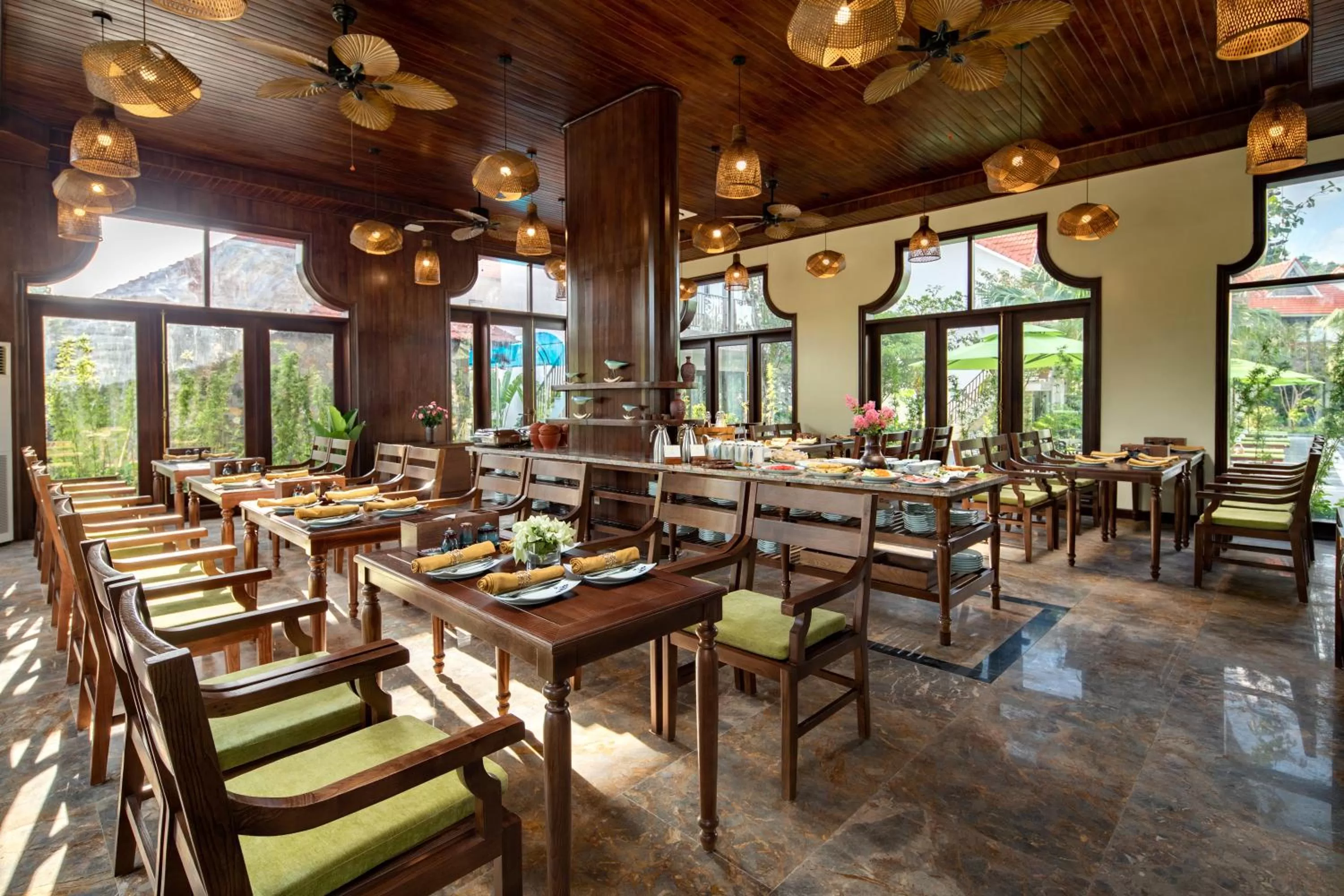 Restaurant/places to eat in Bai Dinh Riverside Resort & Spa