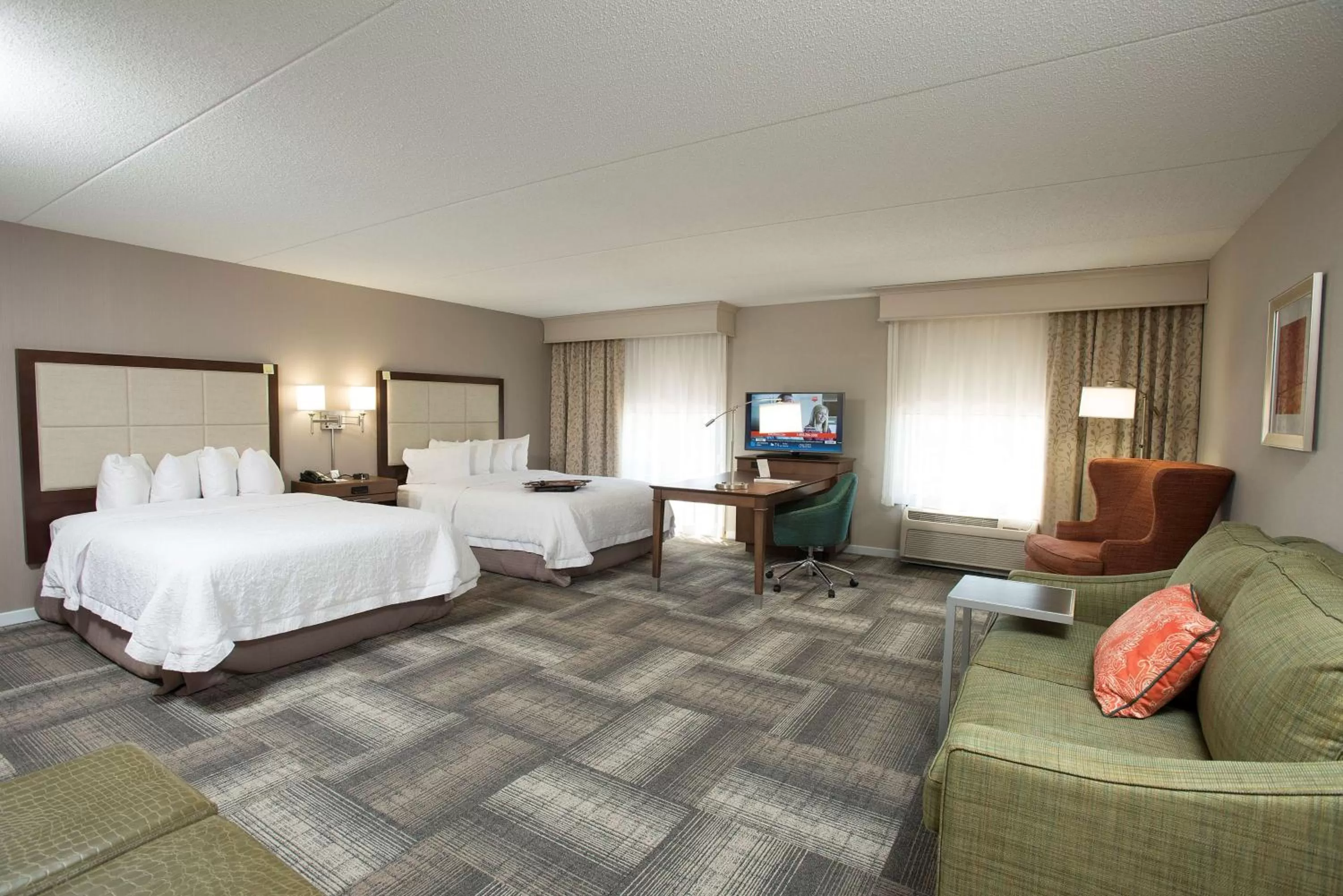 Bed in Hampton Inn &amp; Suites Cincinnati-Union Centre