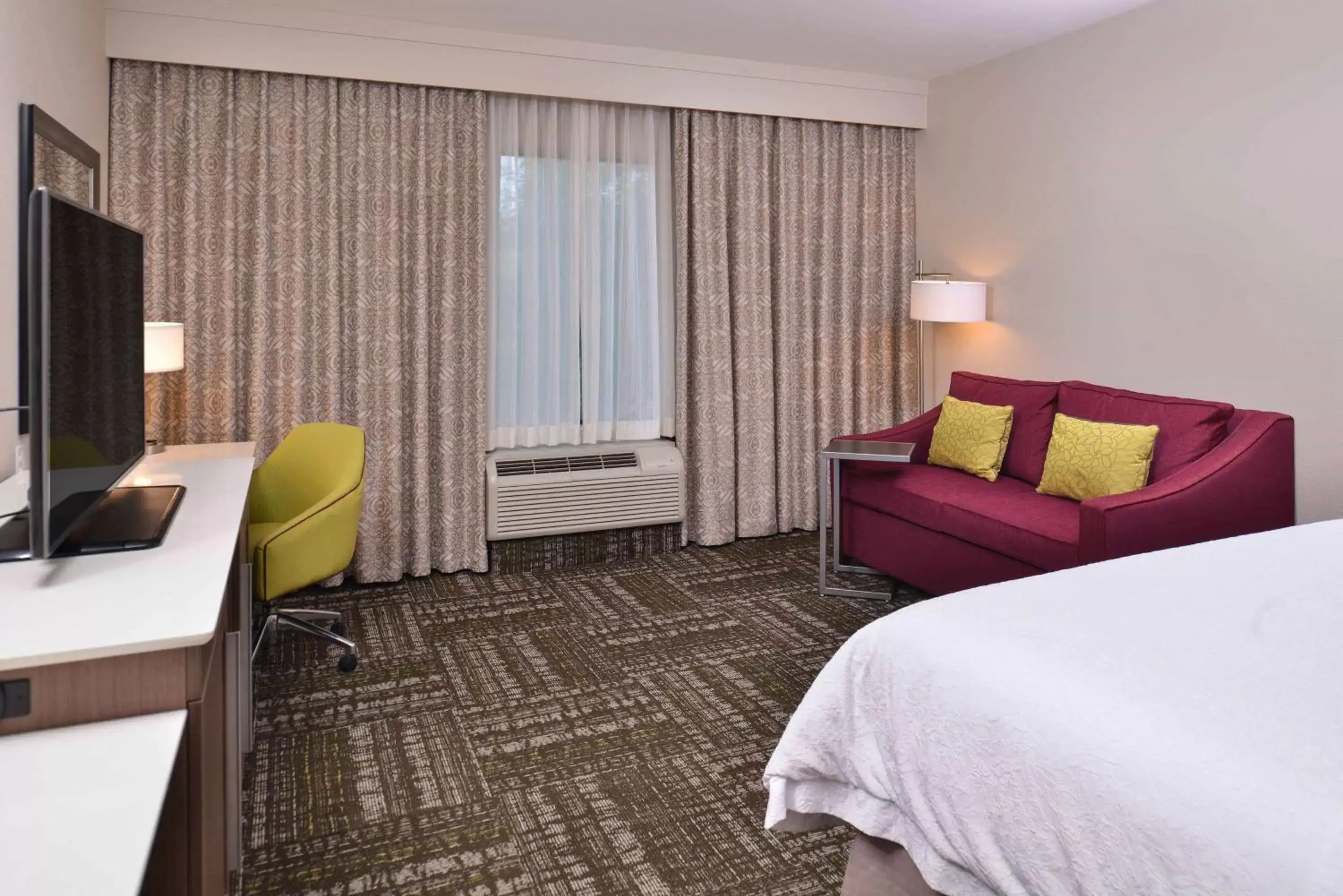 Bed, Seating Area in Hampton Inn & Suites Dallas Market Center