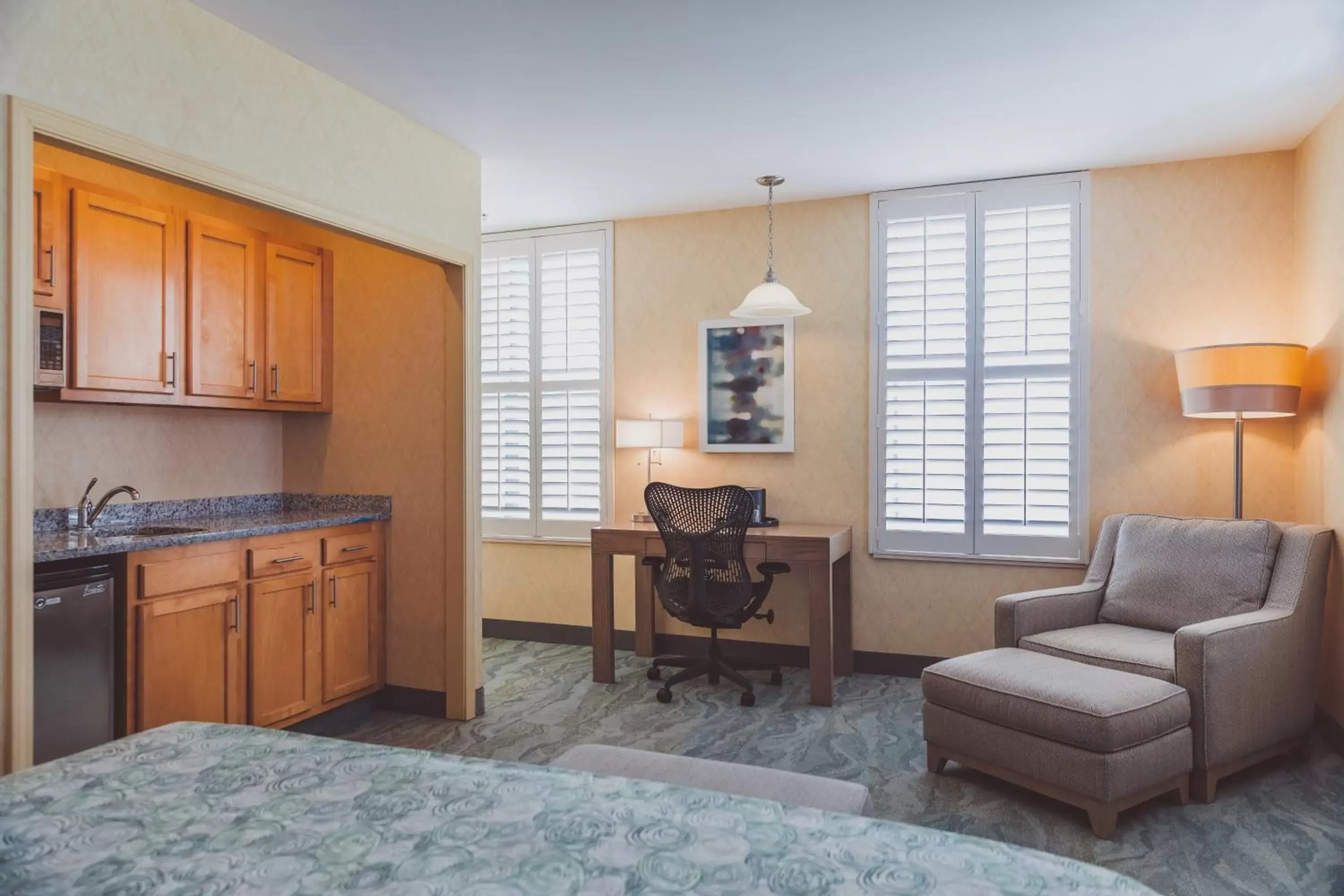 Photo of the whole room, Kitchen/Kitchenette in The Parkview Hotel