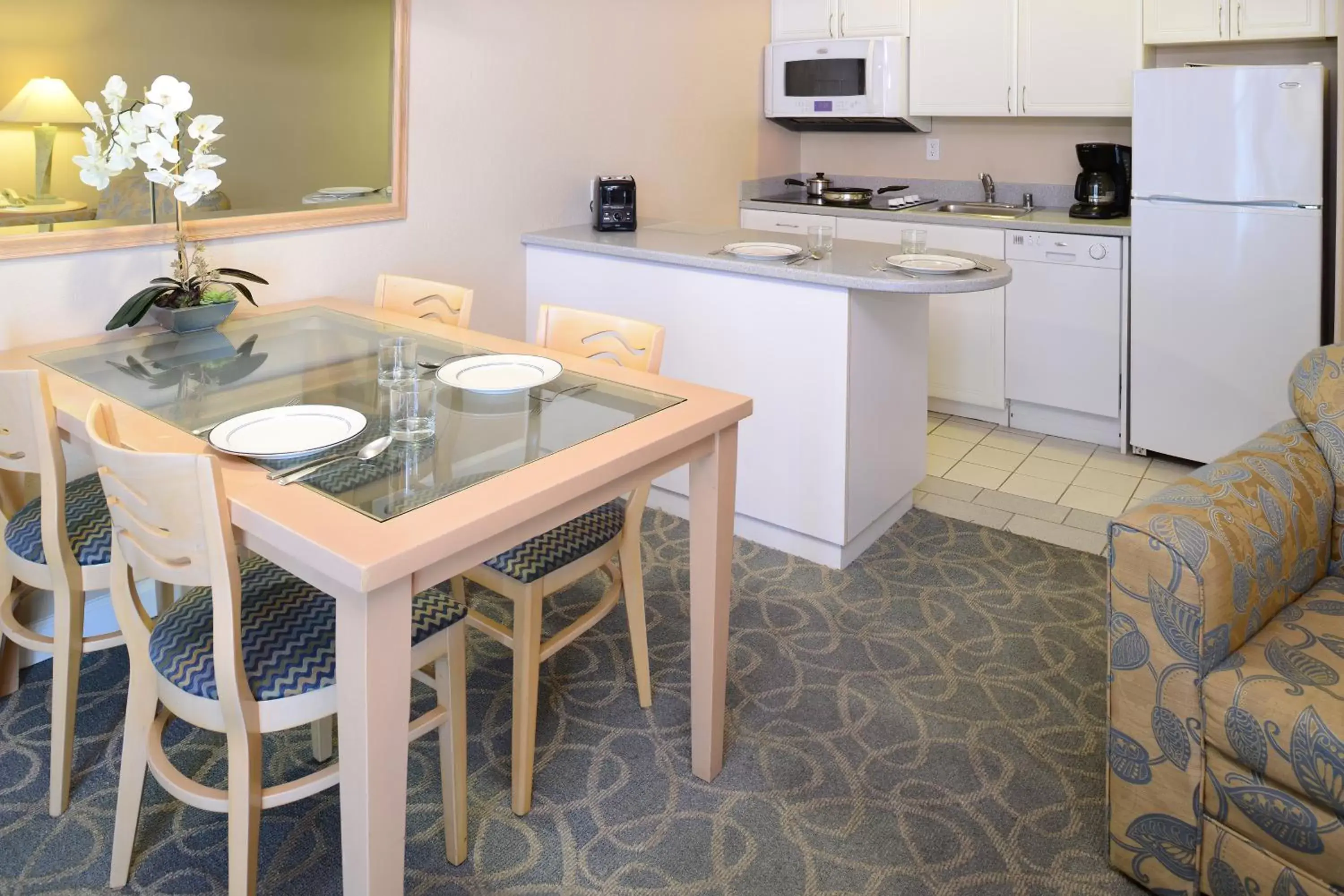 Dining area, Kitchen/Kitchenette in Riviera Beach & Shores Resorts