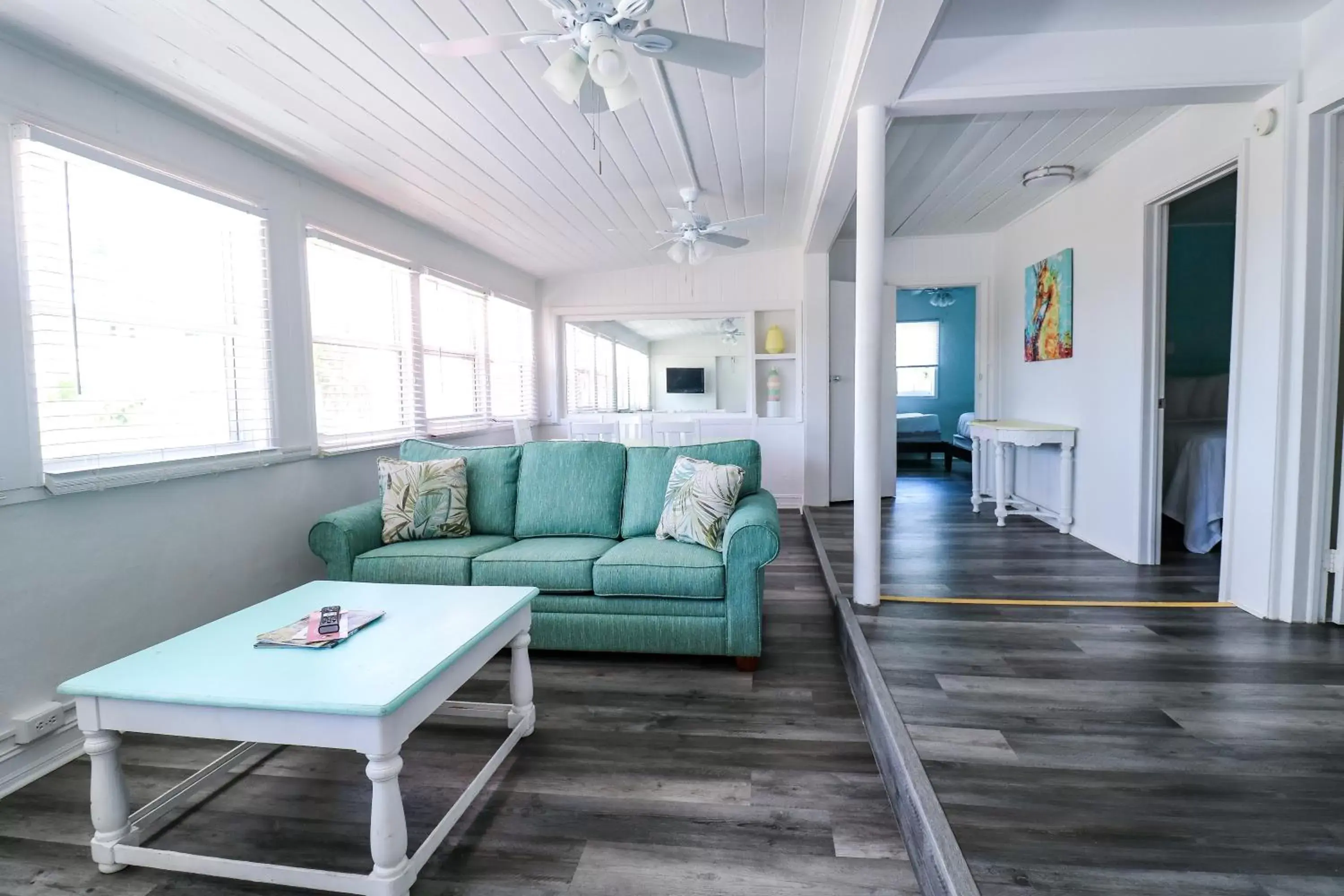 Living room, Seating Area in Drop Anchor Resort & Marina