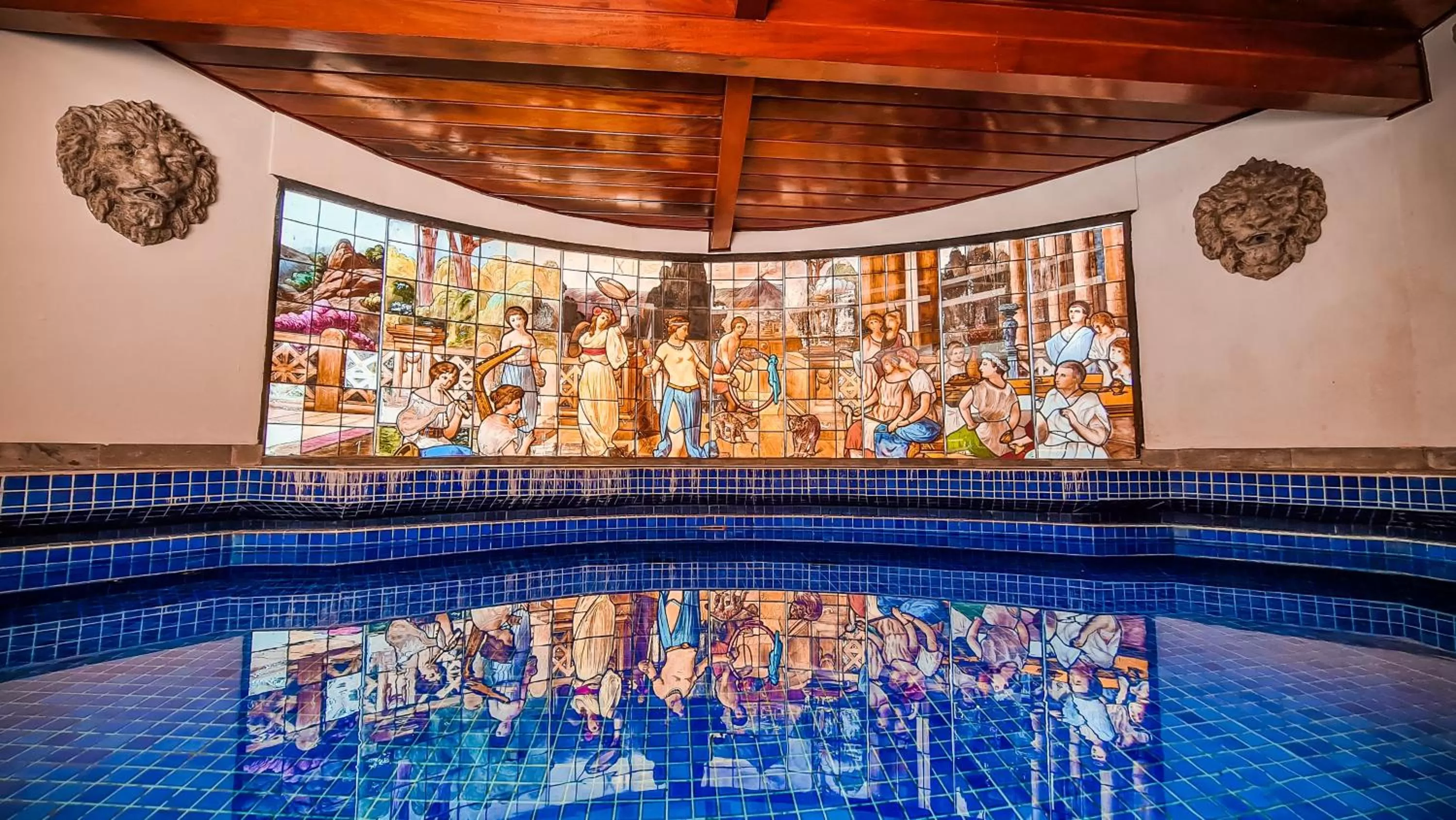 Swimming pool in Hotel Castelo Nacional Inn Campos do Jordão