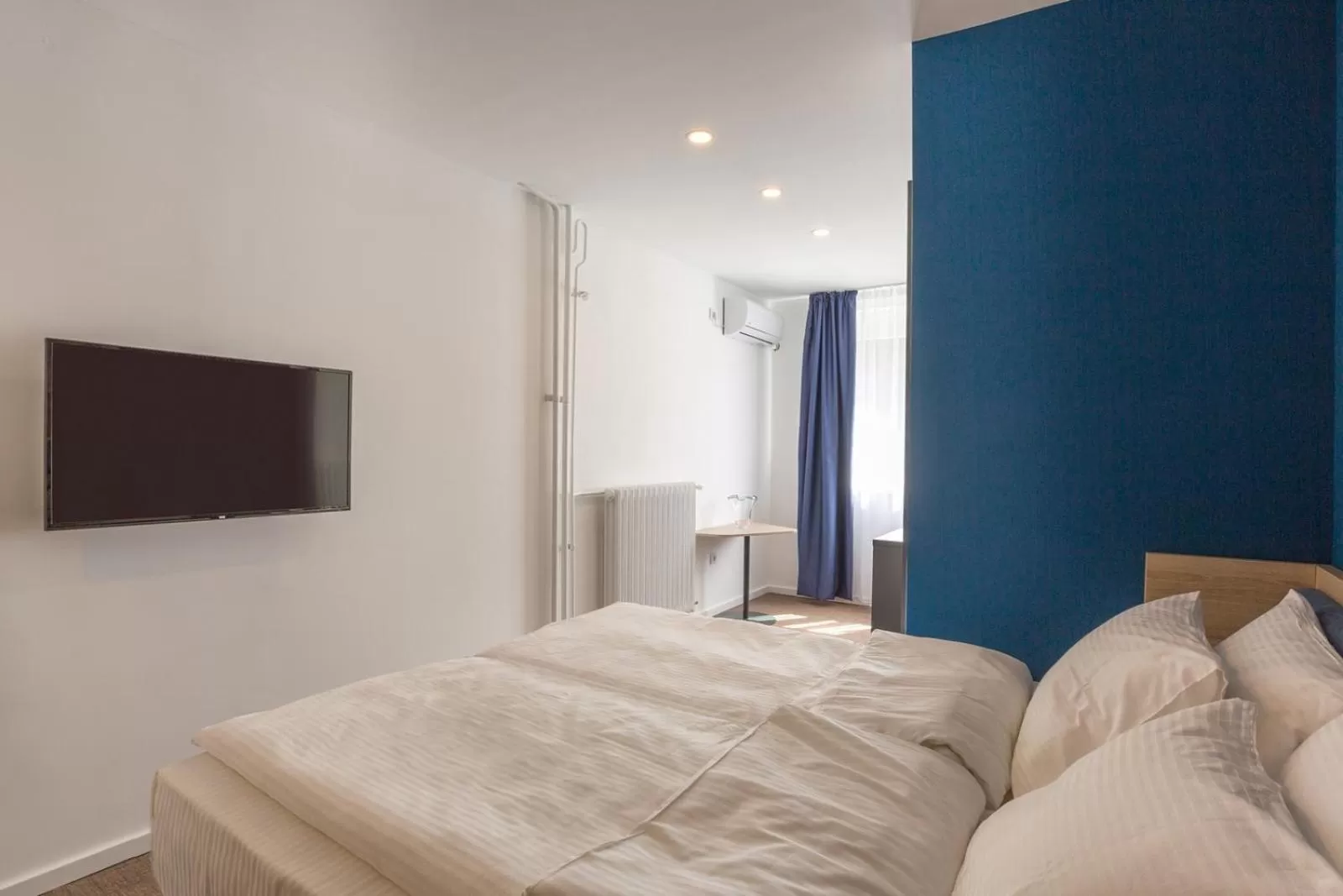 TV and multimedia, Bed in Premium Crown Suites