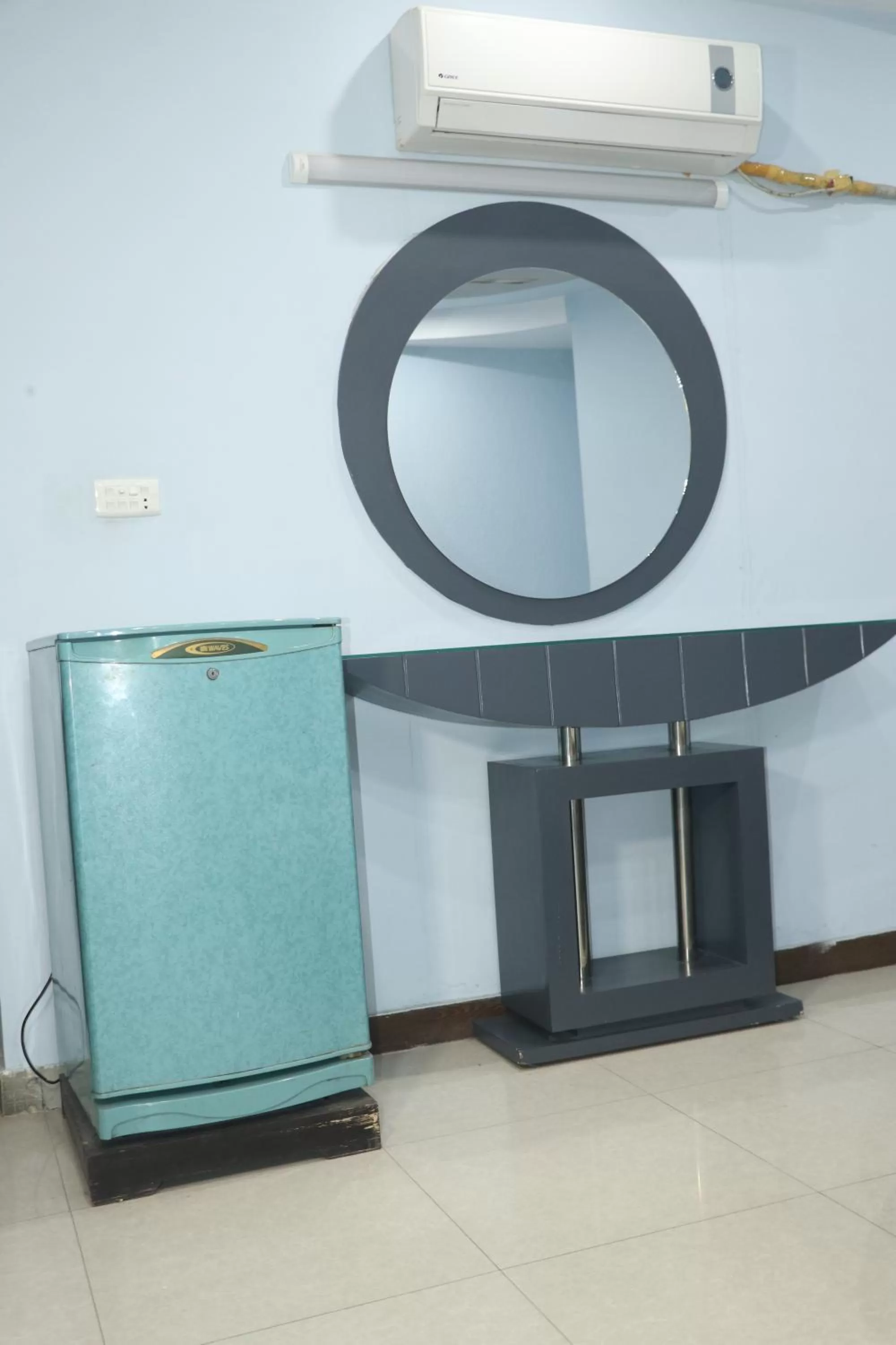 Coffee/tea facilities, Kitchen/Kitchenette in Hotel Grace inn