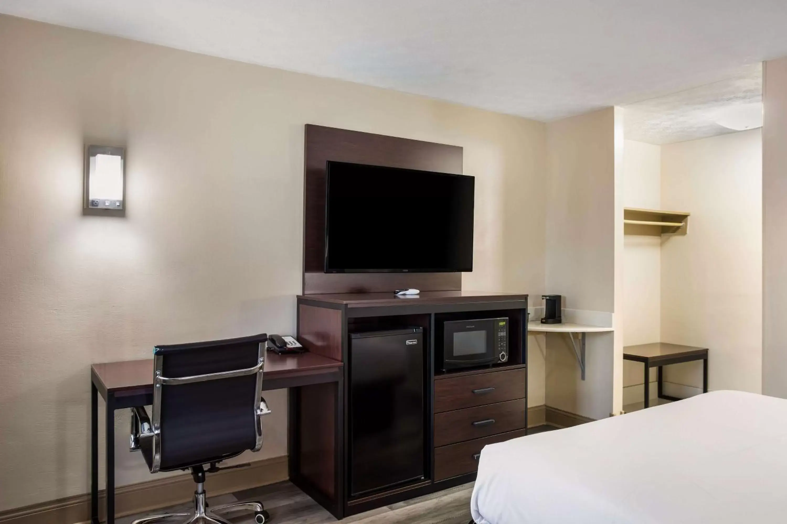 Bed, TV/Entertainment Center in SureStay Hotel by Best Western Bardstown General Nelson