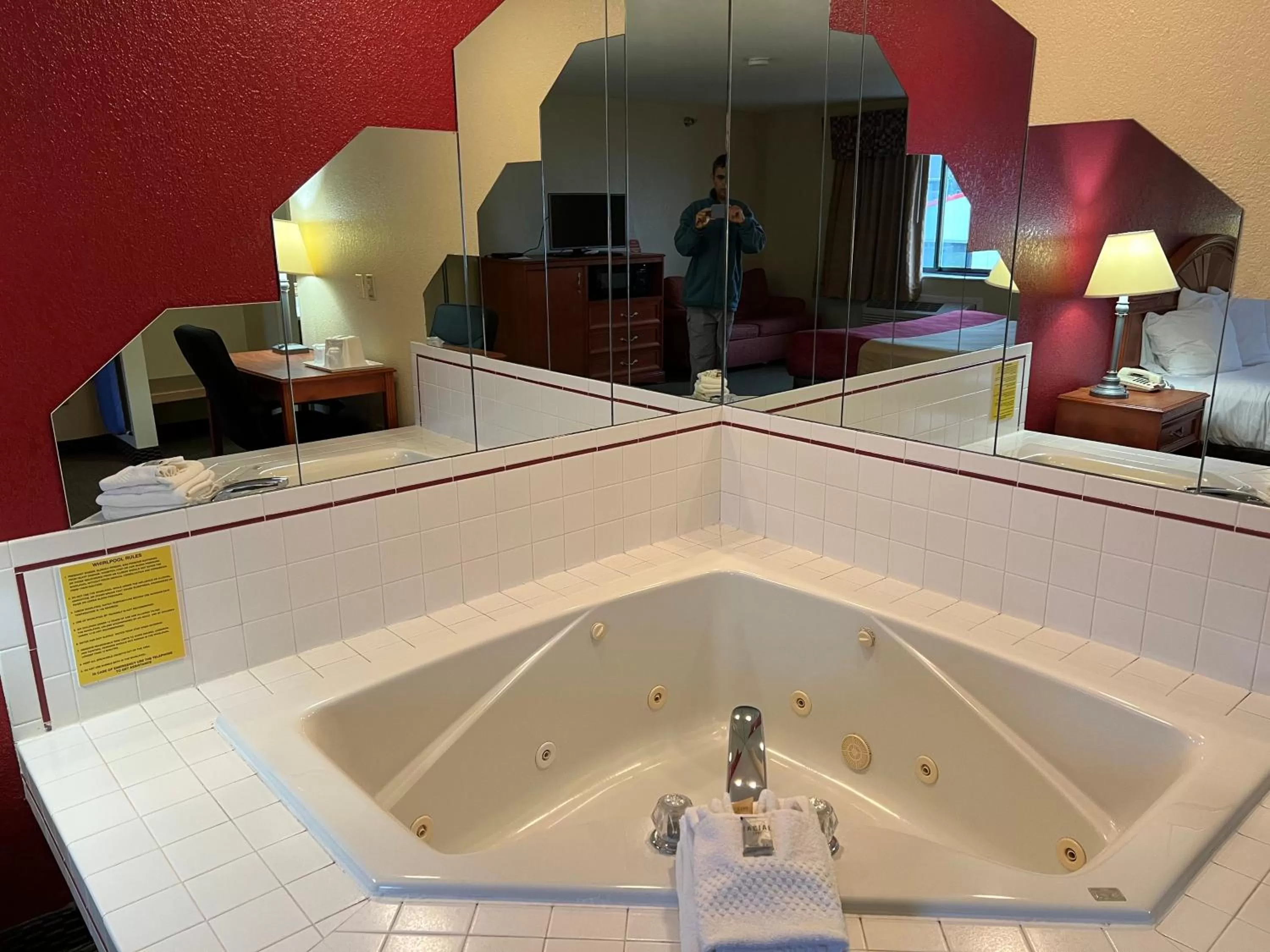 Hot Tub in Express Inn & suites