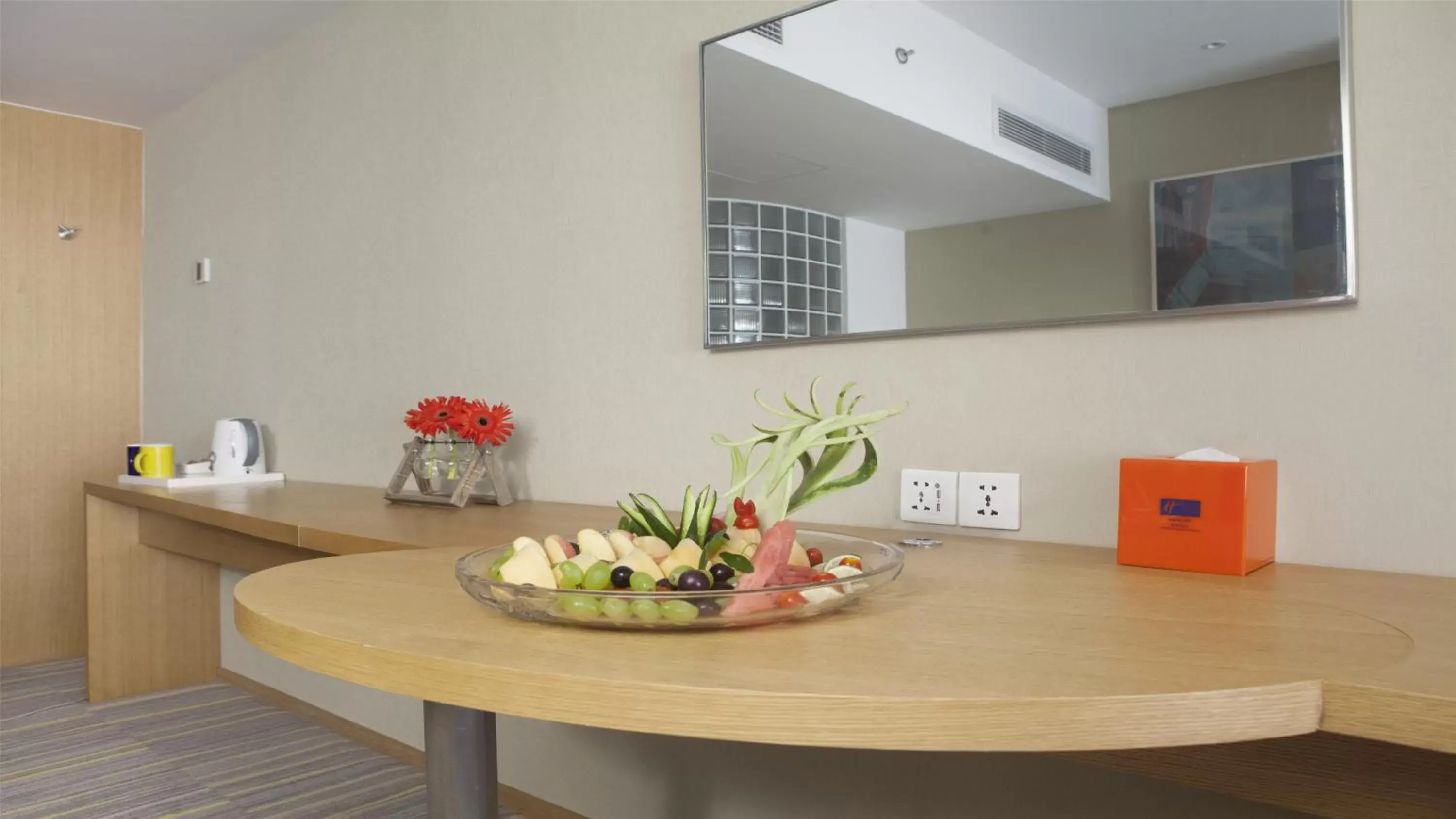 Photo of the whole room, Kitchen/Kitchenette in Holiday Inn Express Chengdu Airport Zone(Chengdu Shuangliu International Airport Branch), an IHG Hotel