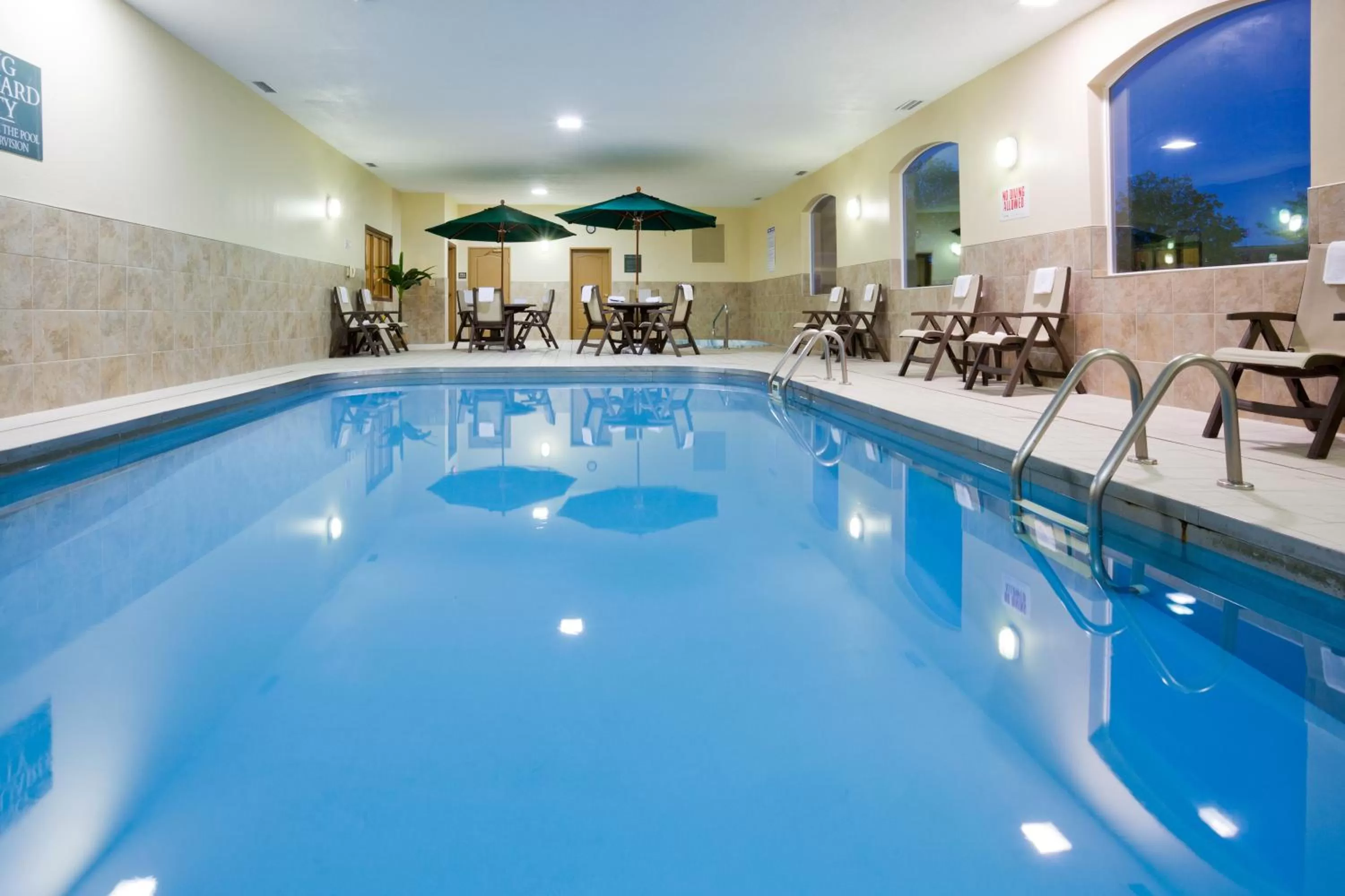 Swimming pool in Country Inn & Suites by Radisson, Sioux Falls