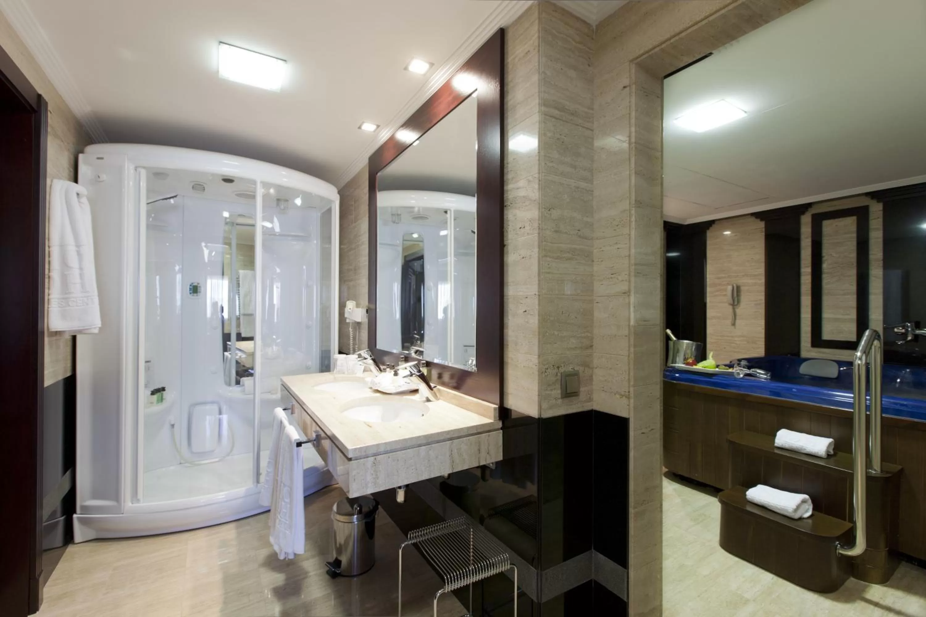 Bathroom in Hotel Cordoba Center