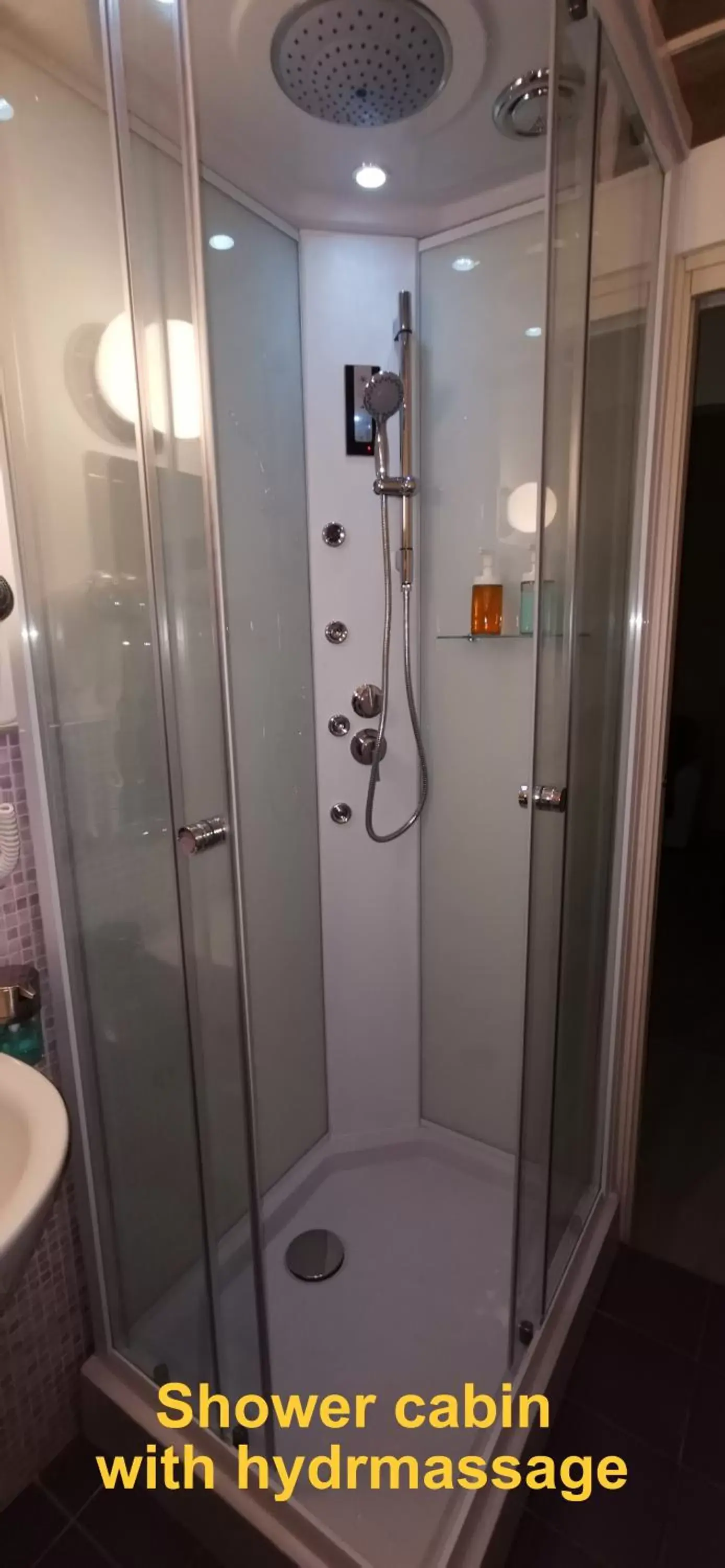 Shower, Bathroom in Il Pianoforte B&B