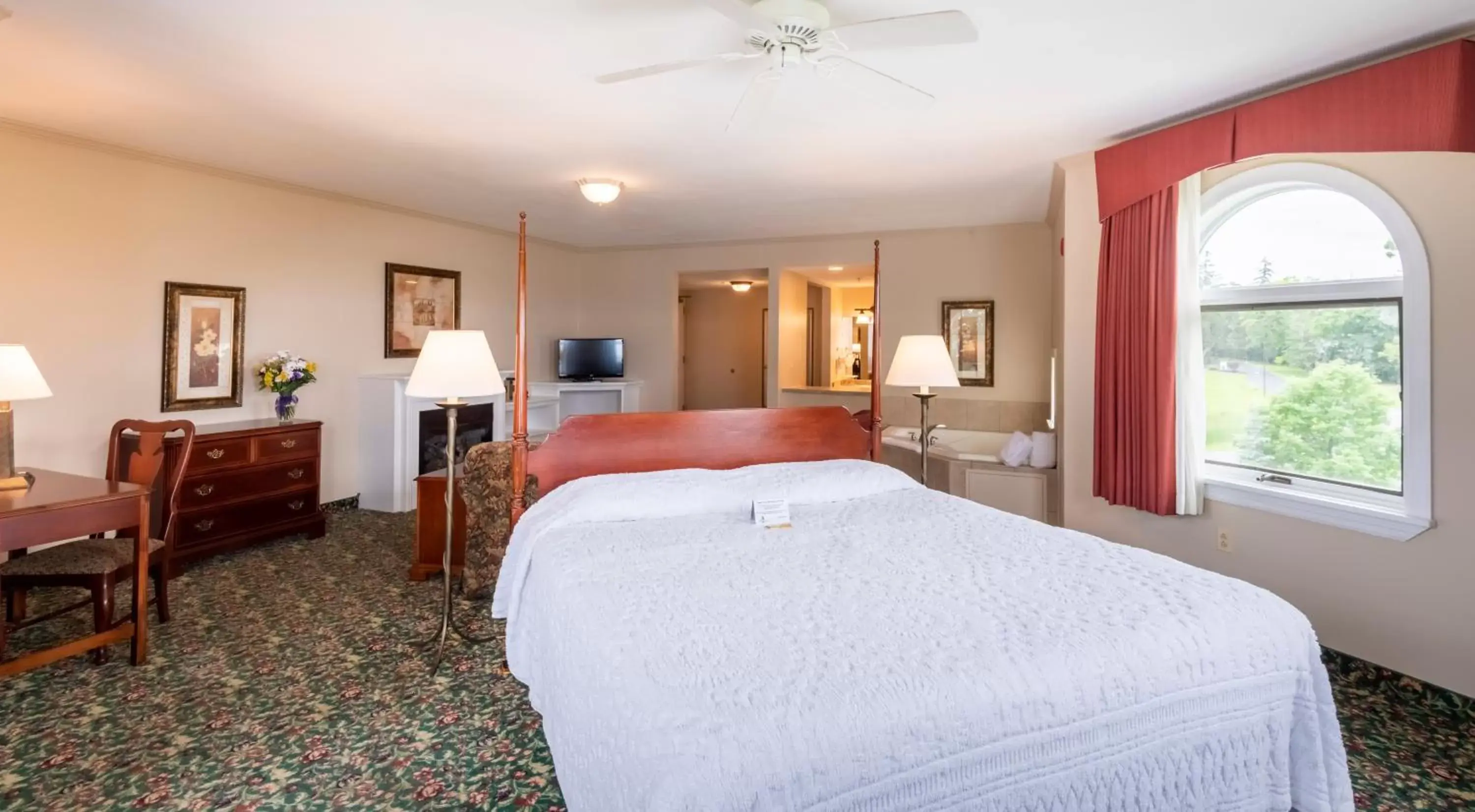 Queen Room with Spa Bath in Vinifera Inn Queen Room with Spa Bath in Vinifera Inn