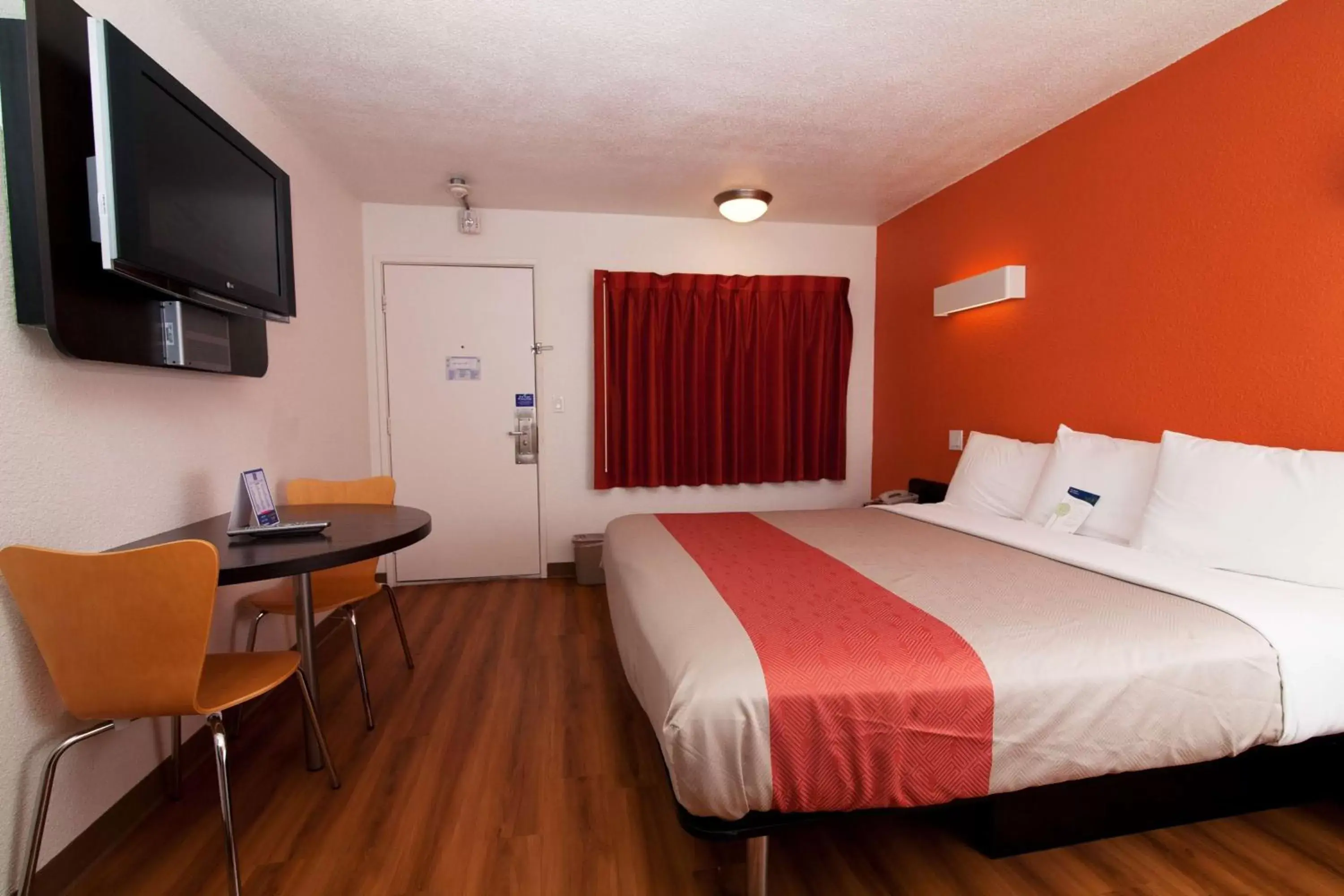 TV and multimedia, Bed in Motel 6-Bremerton, WA