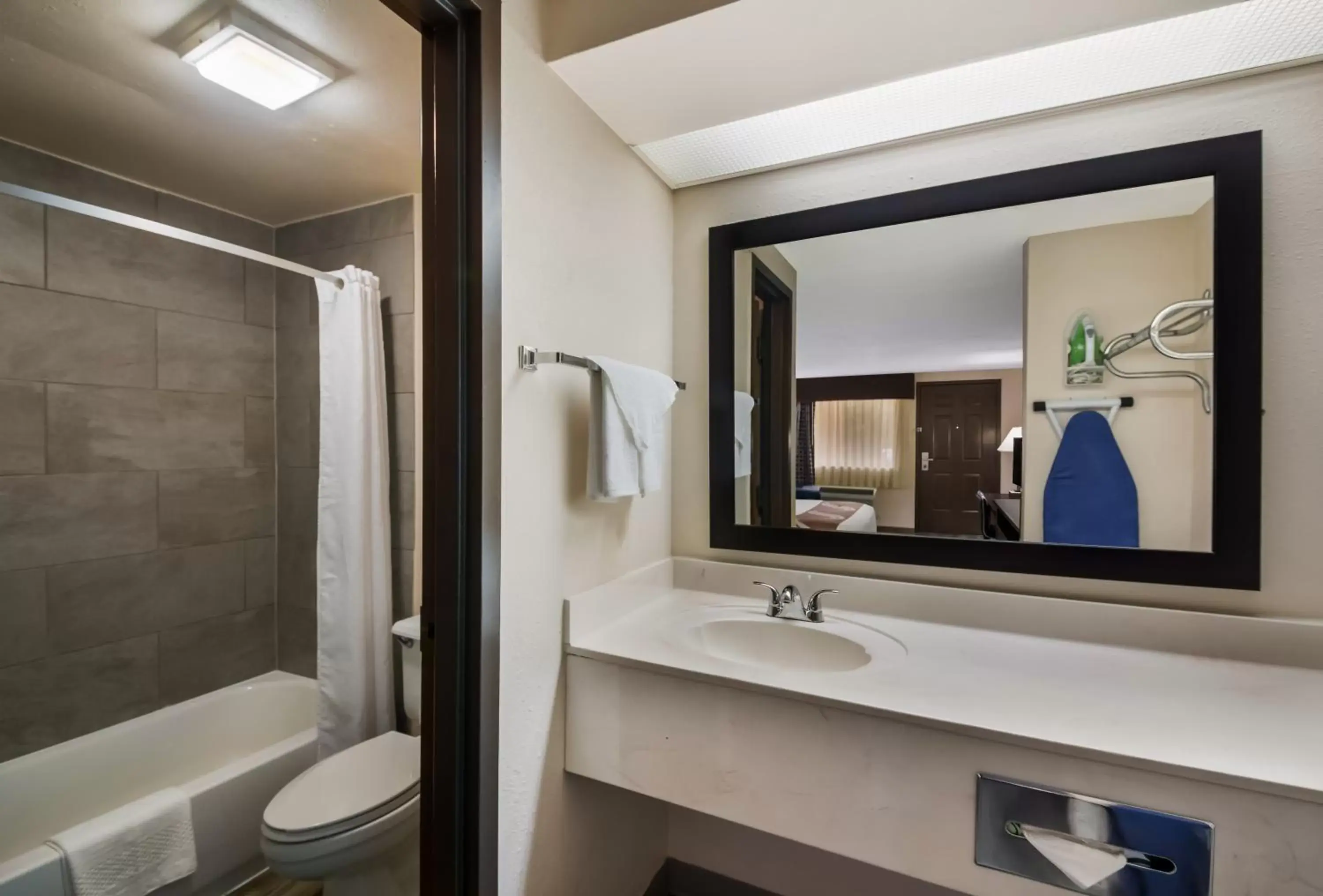 Shower, Bathroom in Quality Inn & Suites Round Rock