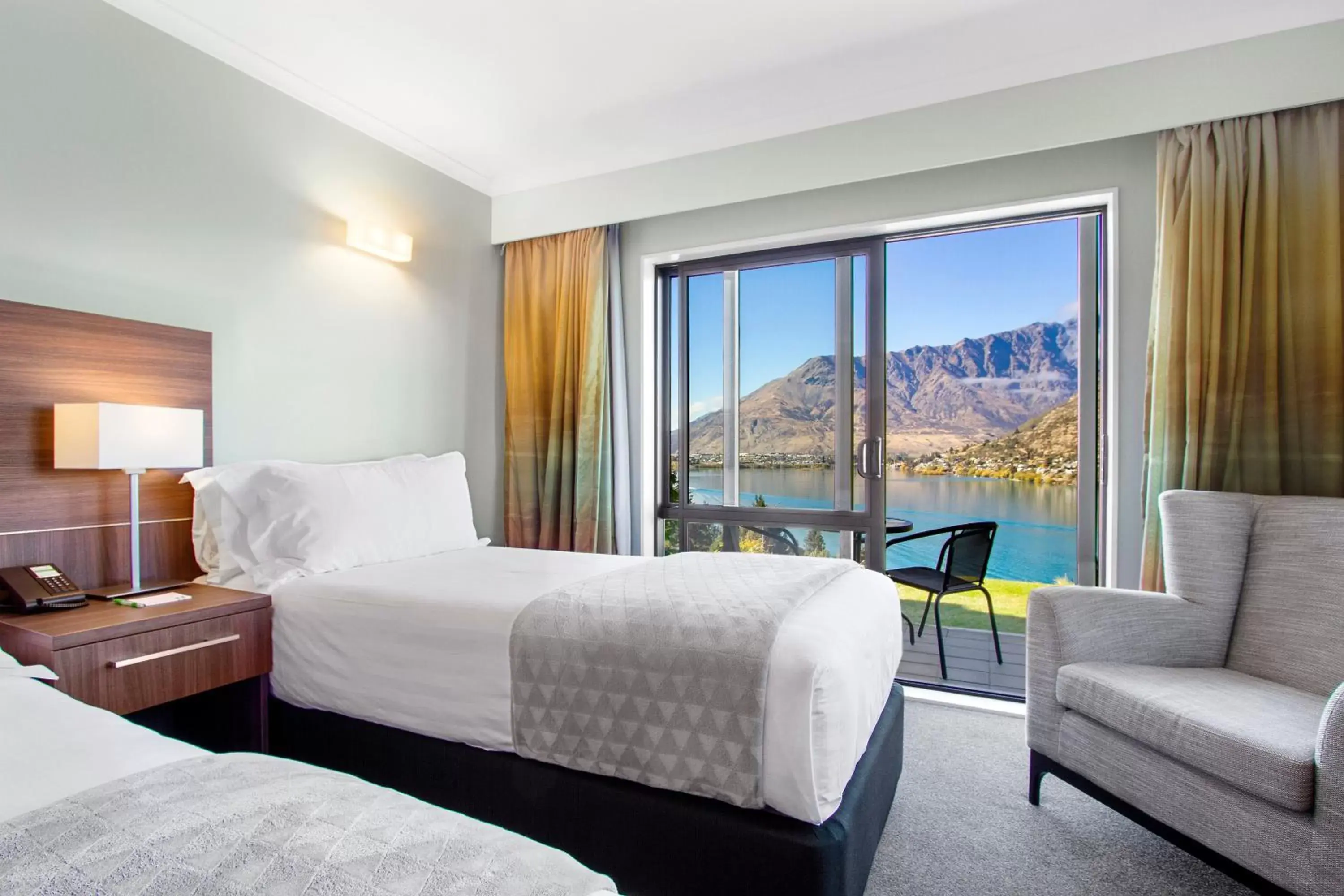 Photo of the whole room, Mountain View in Holiday Inn Queenstown Frankton Road, an IHG Hotel