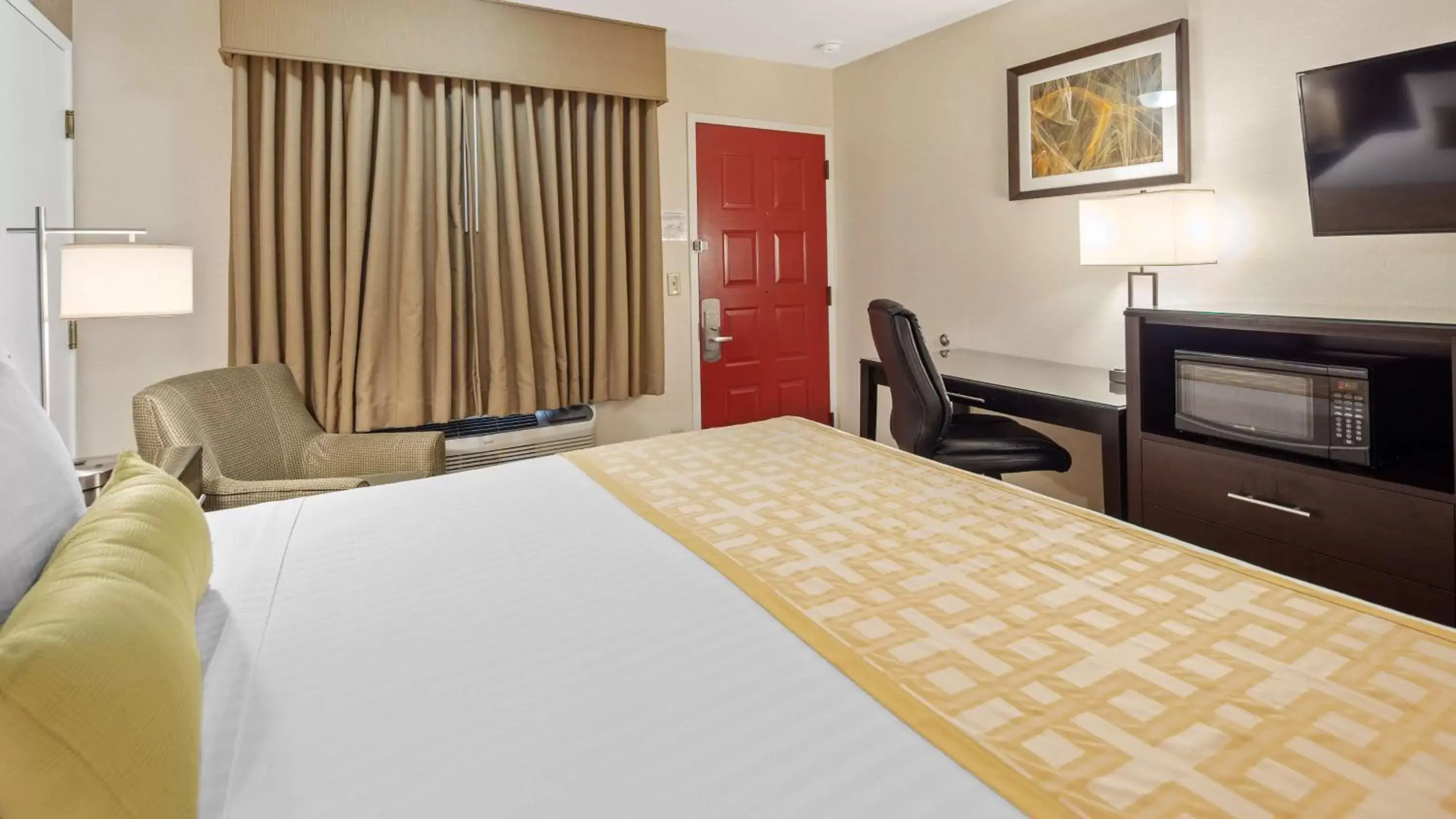Photo of the whole room, Bed in Best Western Pasadena Royale Inn & Suites