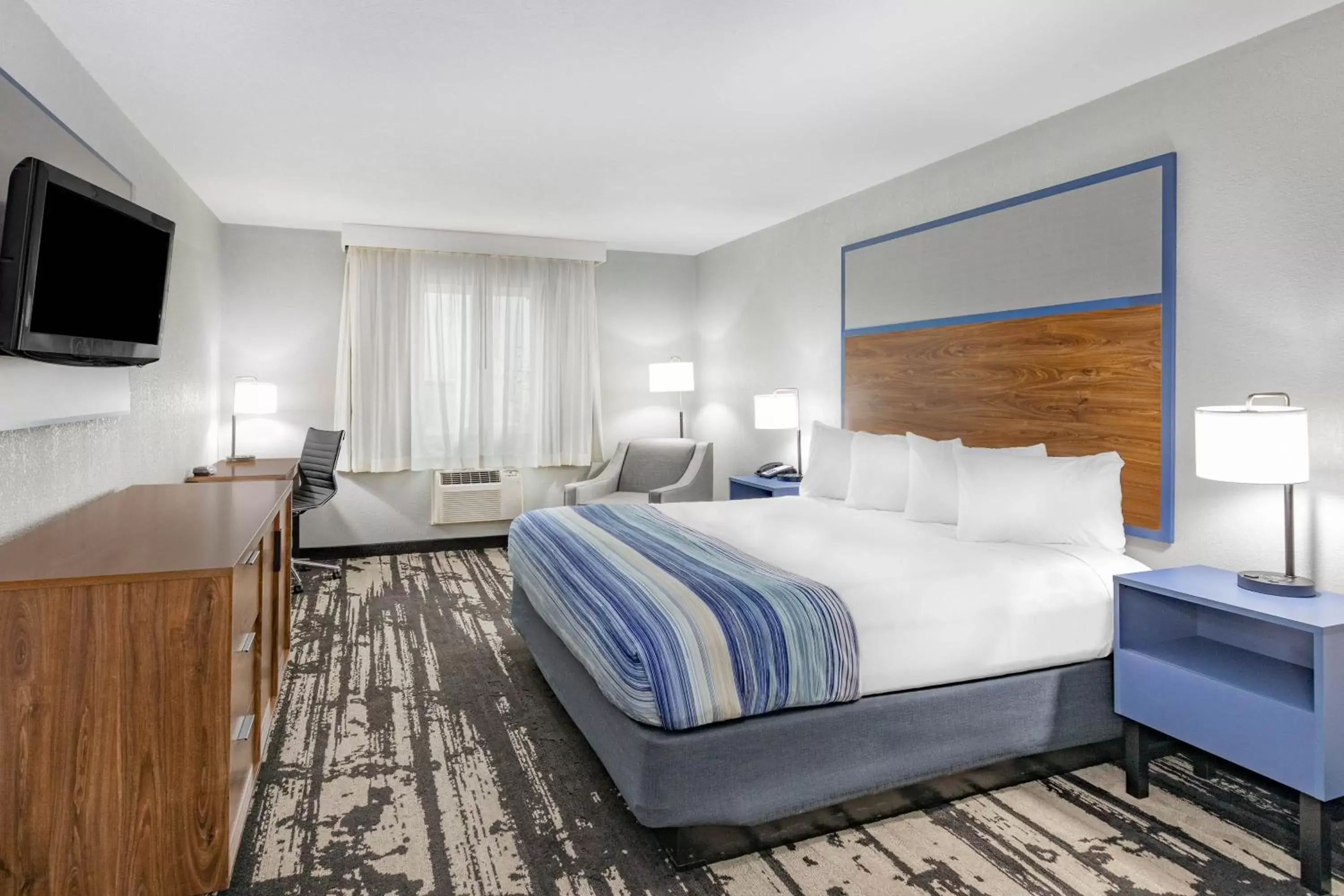 Photo of the whole room, Bed in AmericInn by Wyndham Pella