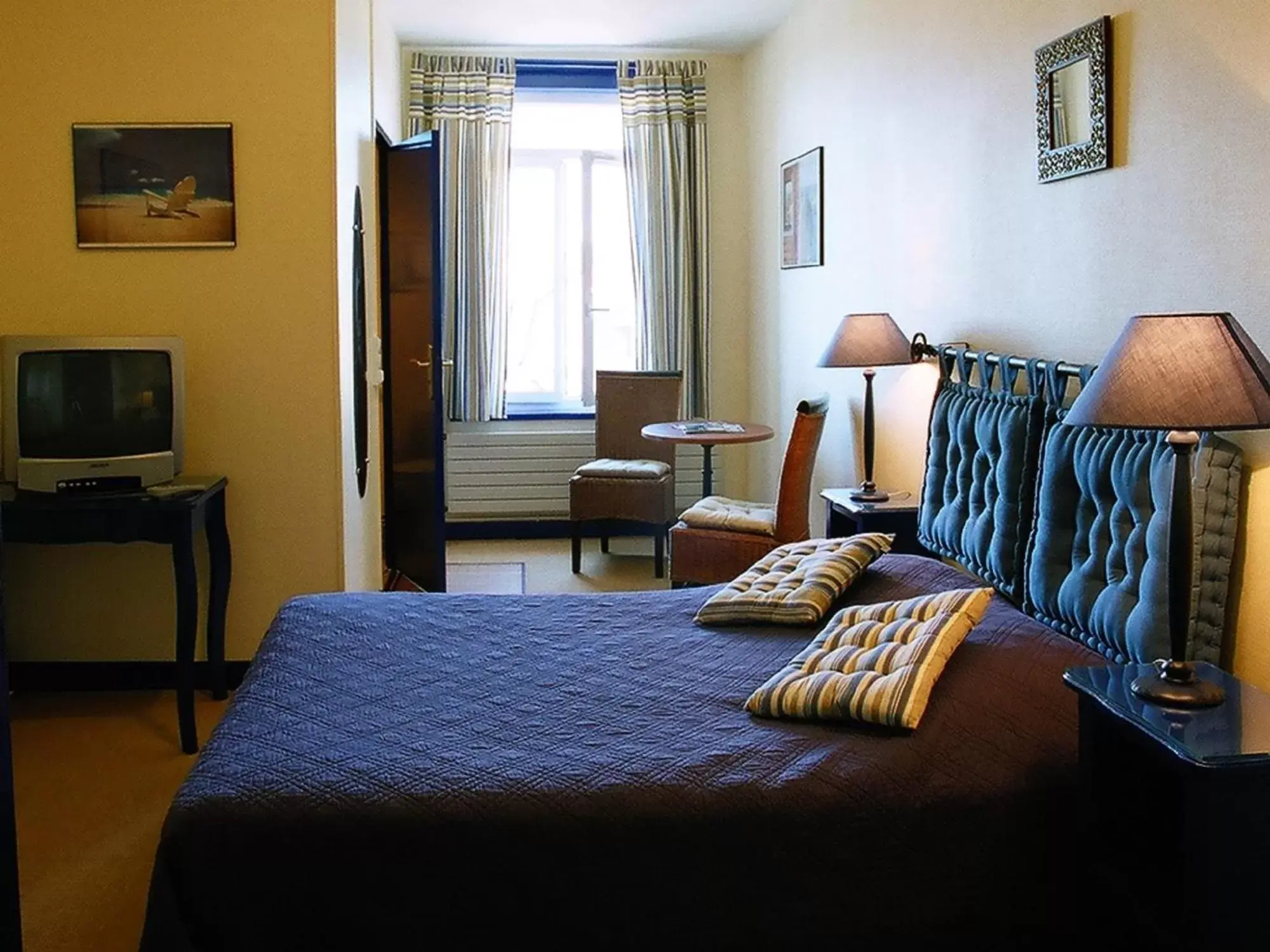 Bedroom, Bed in The Originals Boutique, Hôtel d'Angleterre, Fécamp Bedroom, Bed in The Originals Boutique, Hôtel d'Angleterre, Fécamp