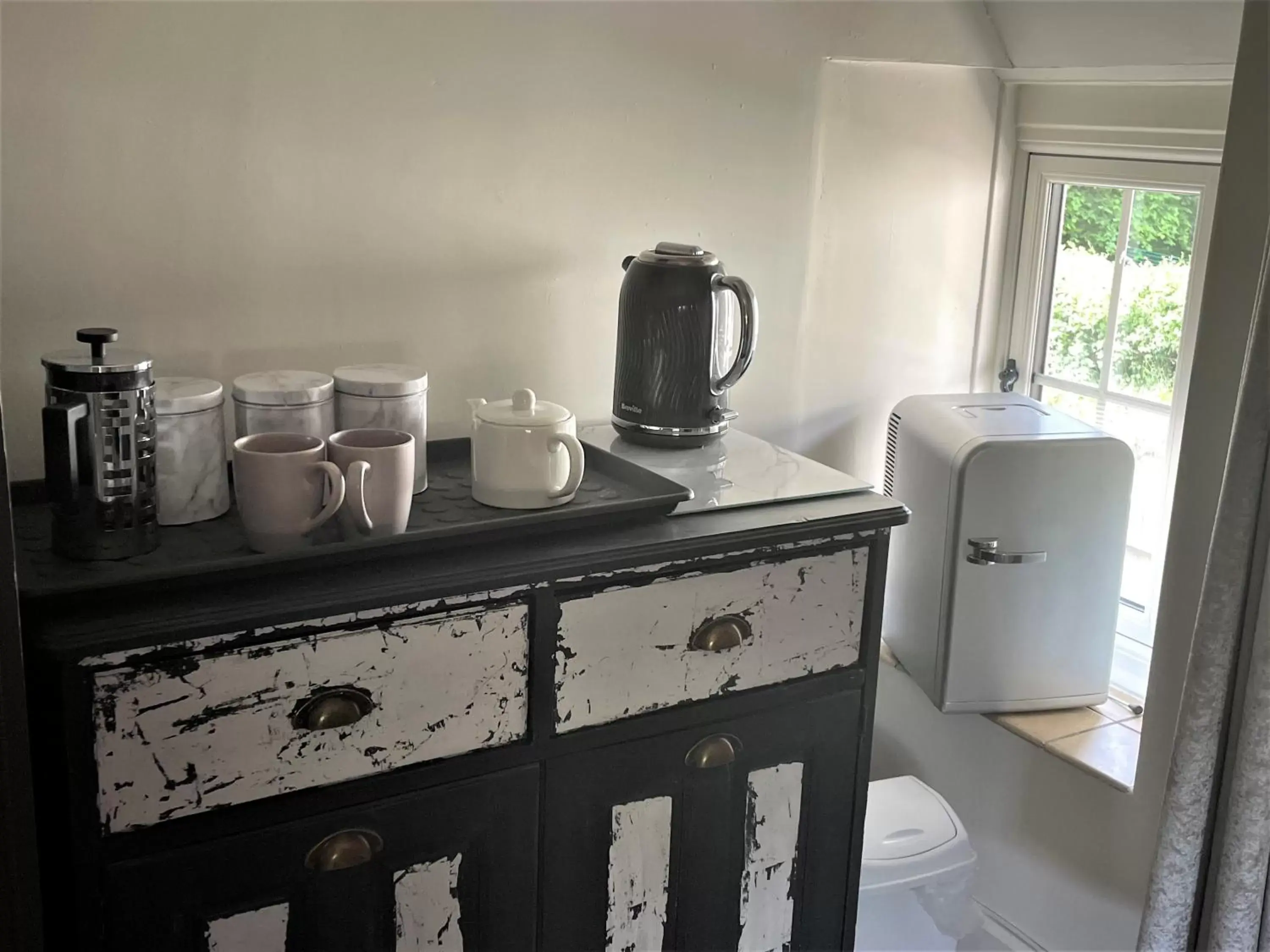 Coffee/tea facilities, Kitchen/Kitchenette in The Dairyman Suite