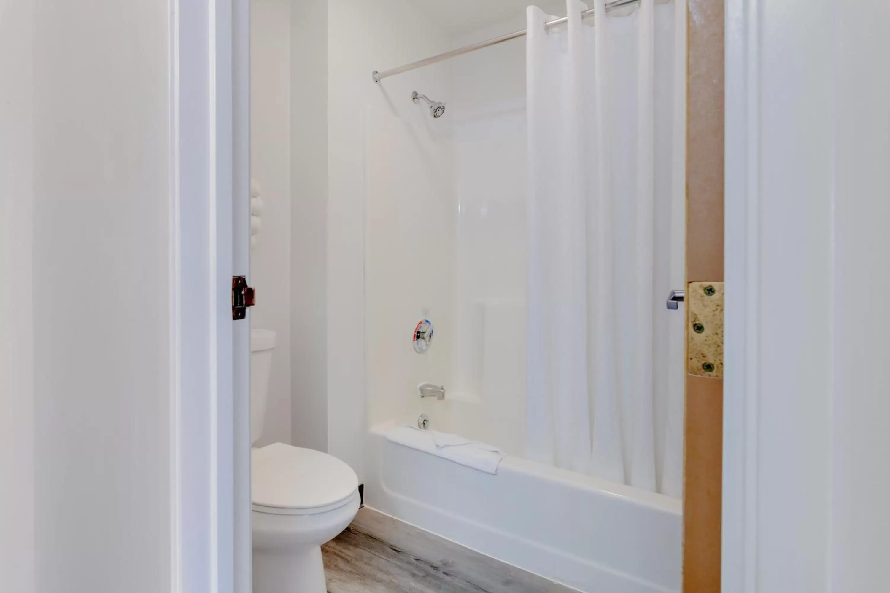 Shower, Bathroom in Atlantis Family Waterpark Hotel
