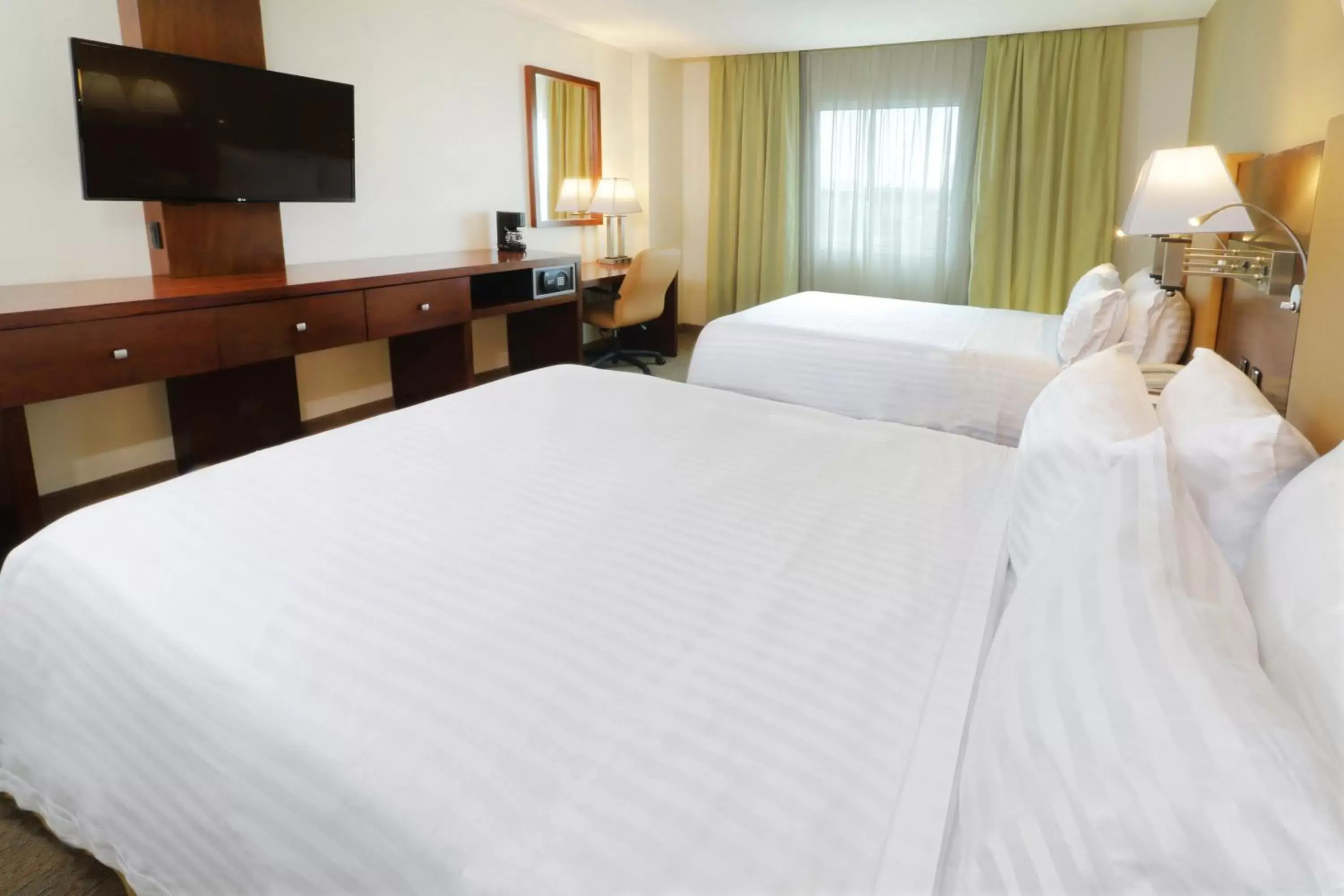 Photo of the whole room, Bed in Holiday Inn Hotel & Suites Hermosillo Aeropuerto, an IHG Hotel