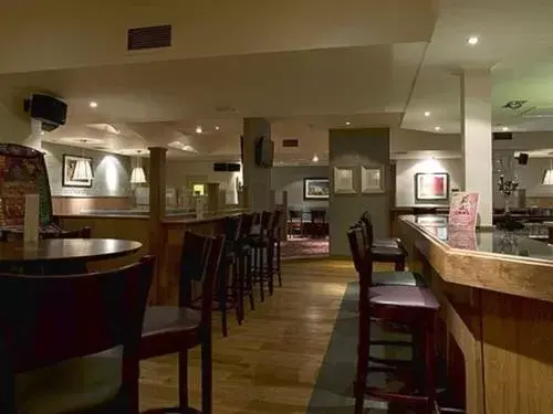 Lounge or bar, Restaurant/Places to Eat in Orchard Park Hotel
