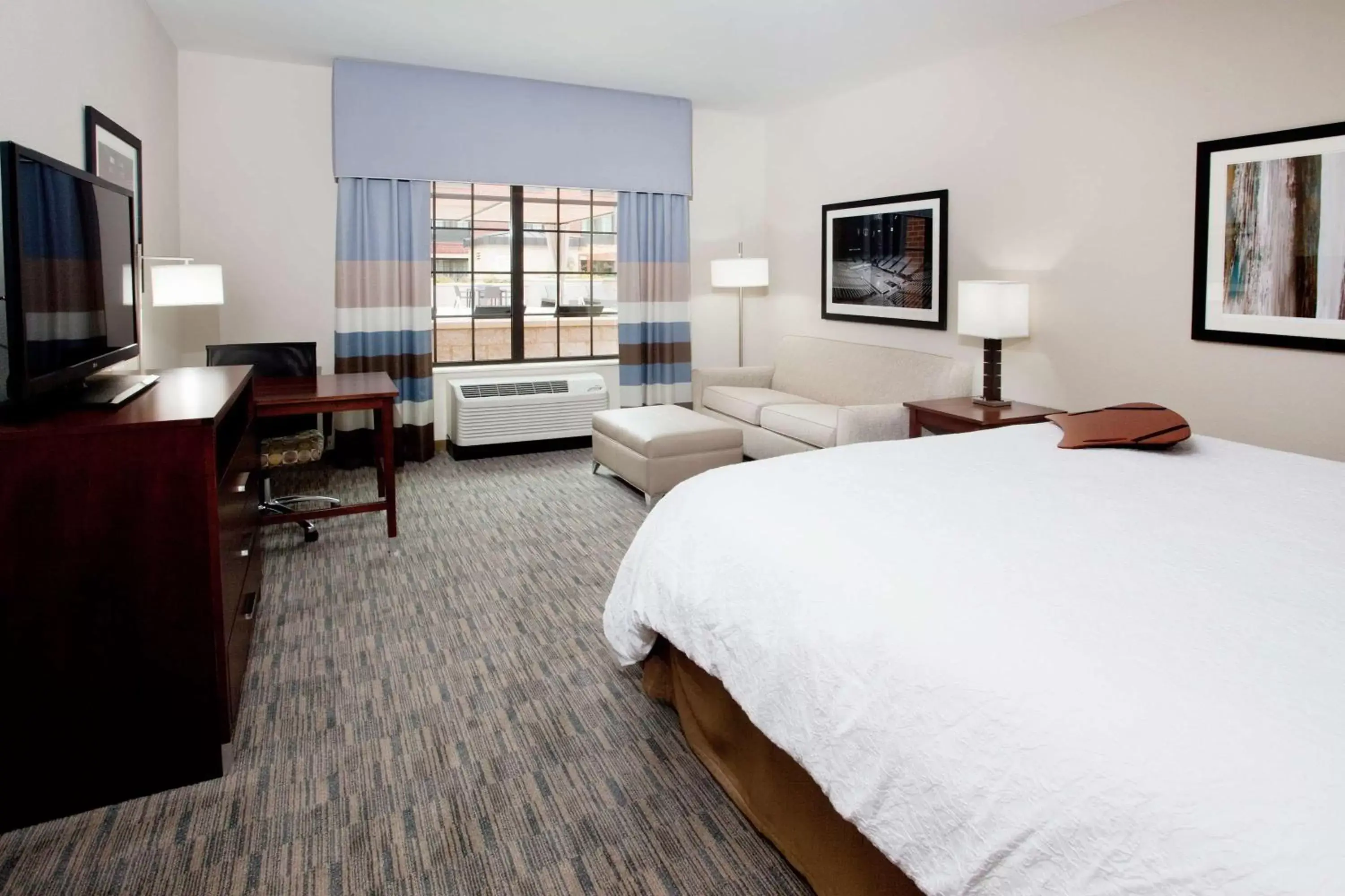 Bed in Hampton Inn & Suites Chapel Hill/Carrboro