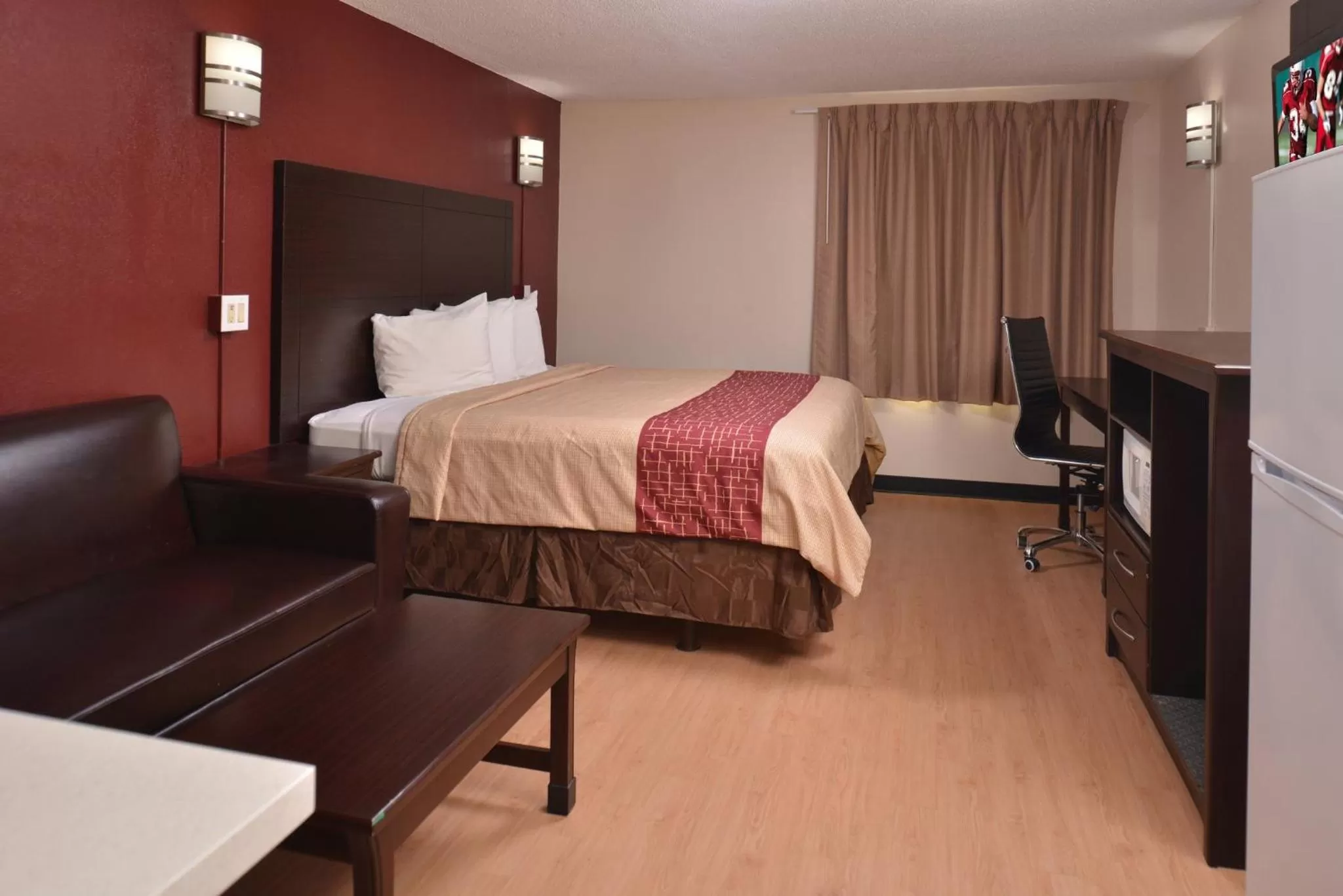 Photo of the whole room, Bed in Red Roof Inn Van Horn