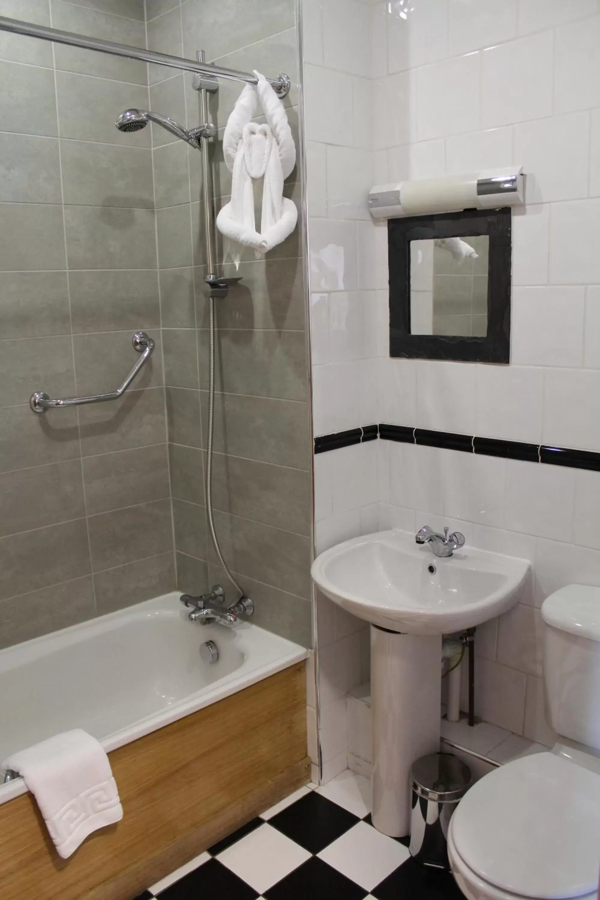 Shower, Bathroom in Uppercross House Hotel