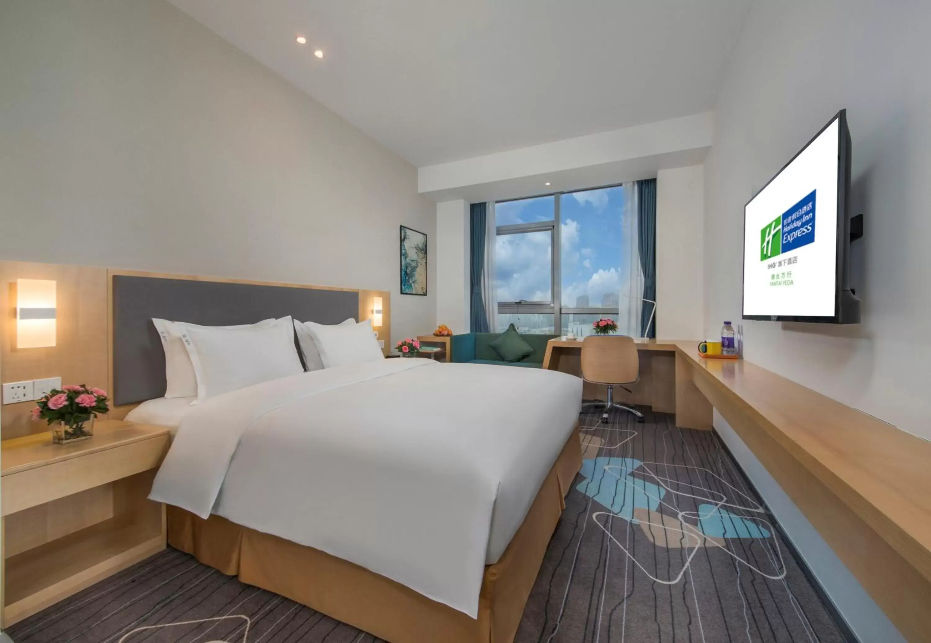 Photo of the whole room, Bed in Holiday Inn Express - Yantai YEDA by IHG Photo of the whole room, Bed in Holiday Inn Express - Yantai YEDA by IHG