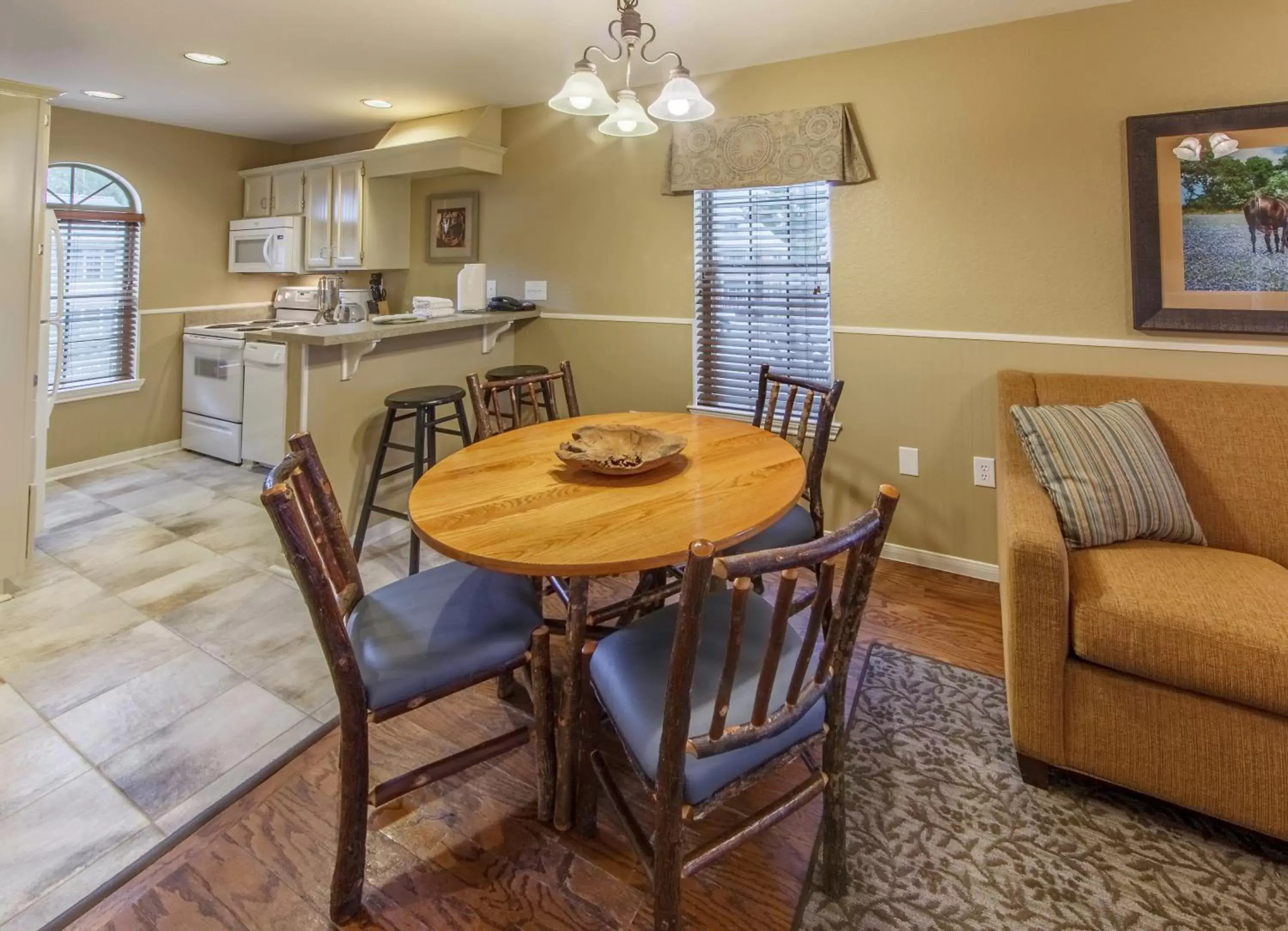 Photo of the whole room, Dining Area in Holiday Inn Club Vacations Piney Shores Resort at Lake Conroe