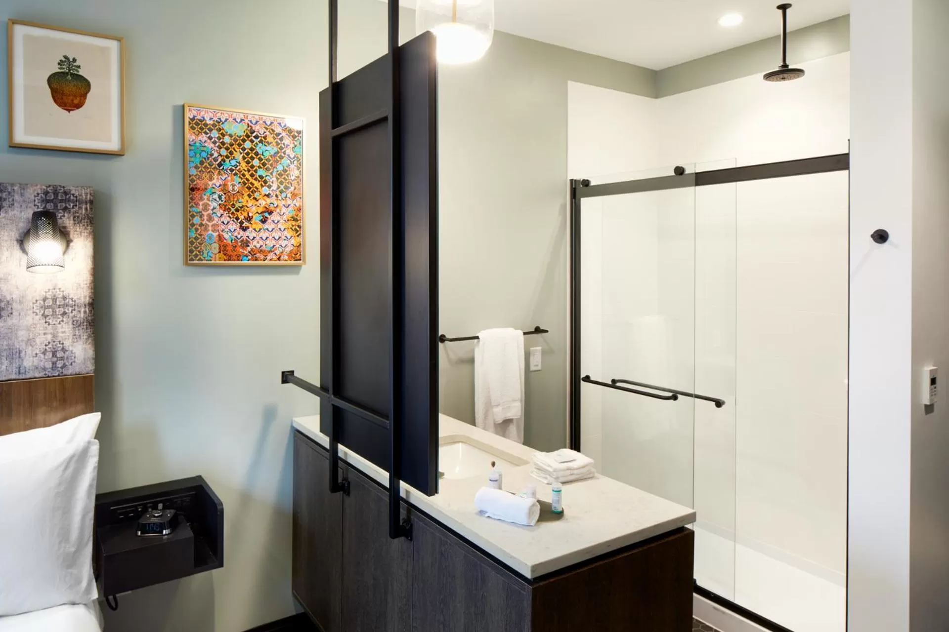 Bathroom, Bed in TRYP by Wyndham Pittsburgh/Lawrenceville
