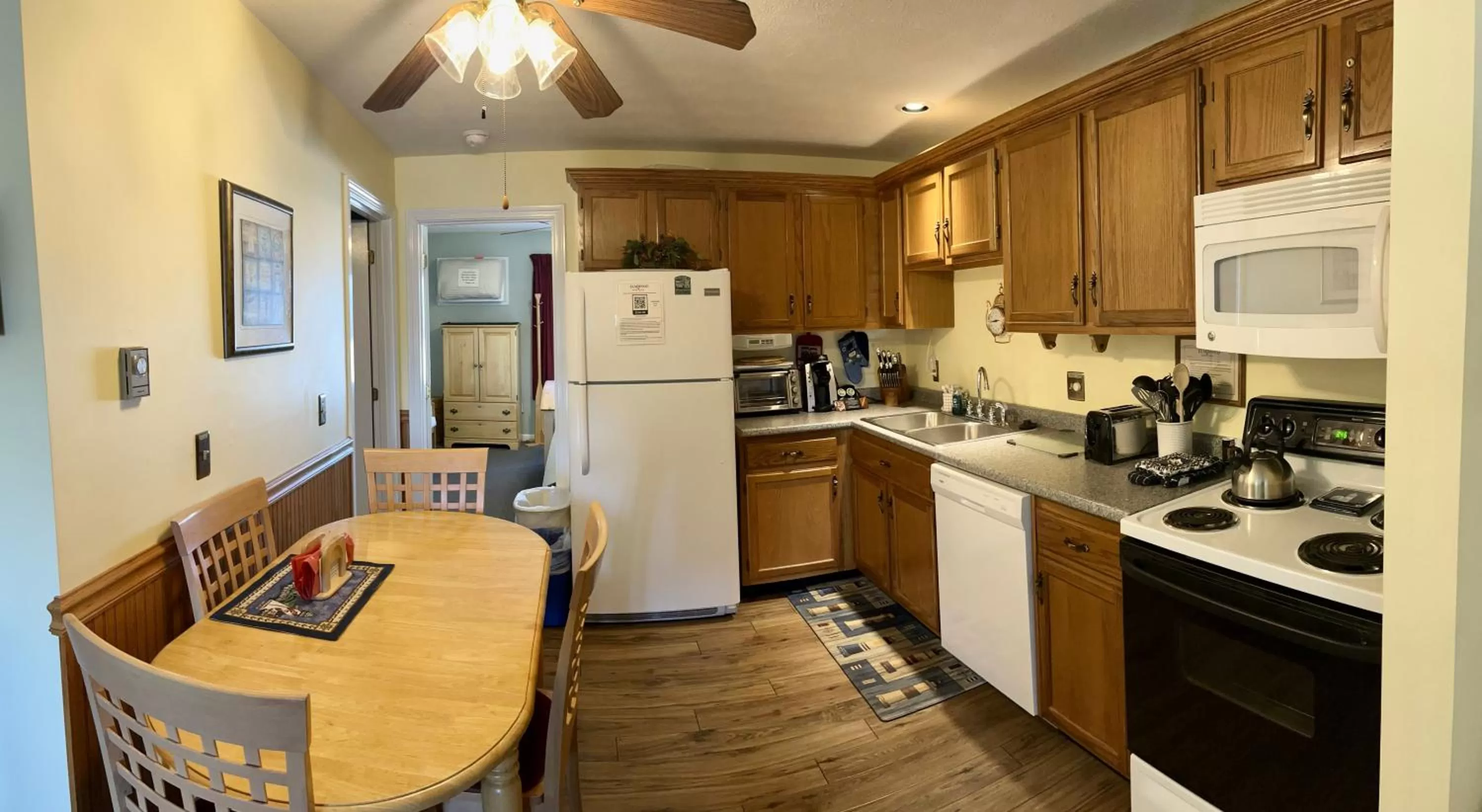 Kitchen/Kitchenette in Elmwood Resort Hotel