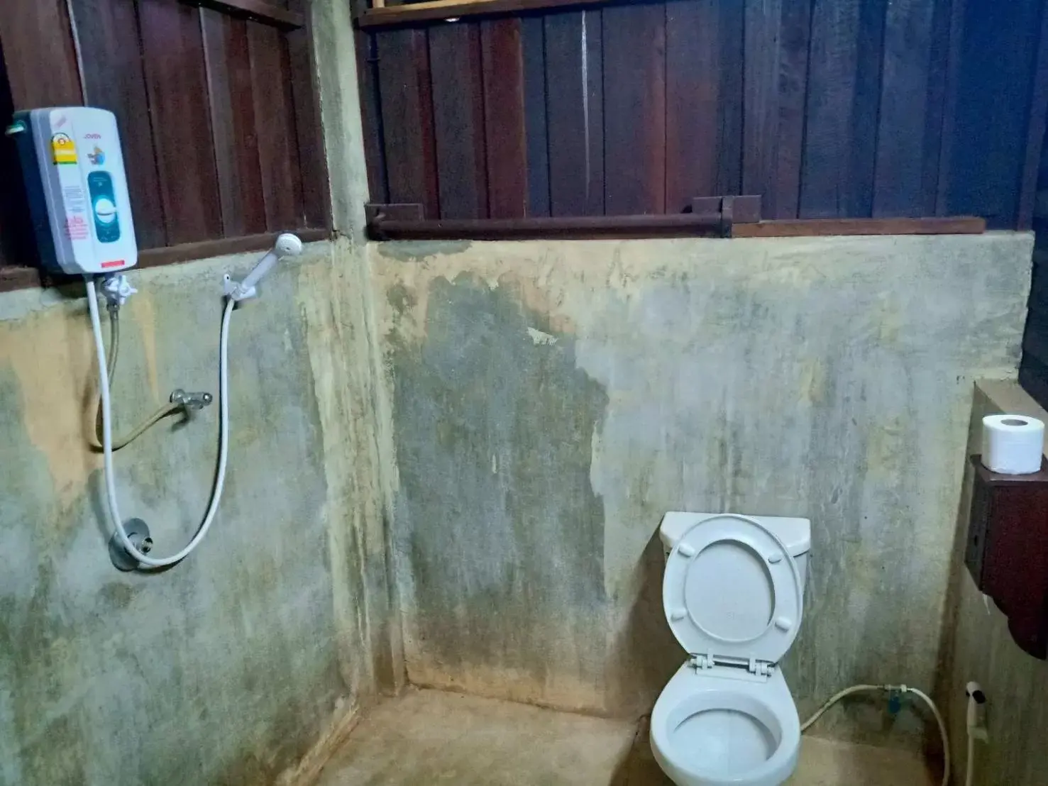 Bathroom in Namkhong Guesthouse and Resort