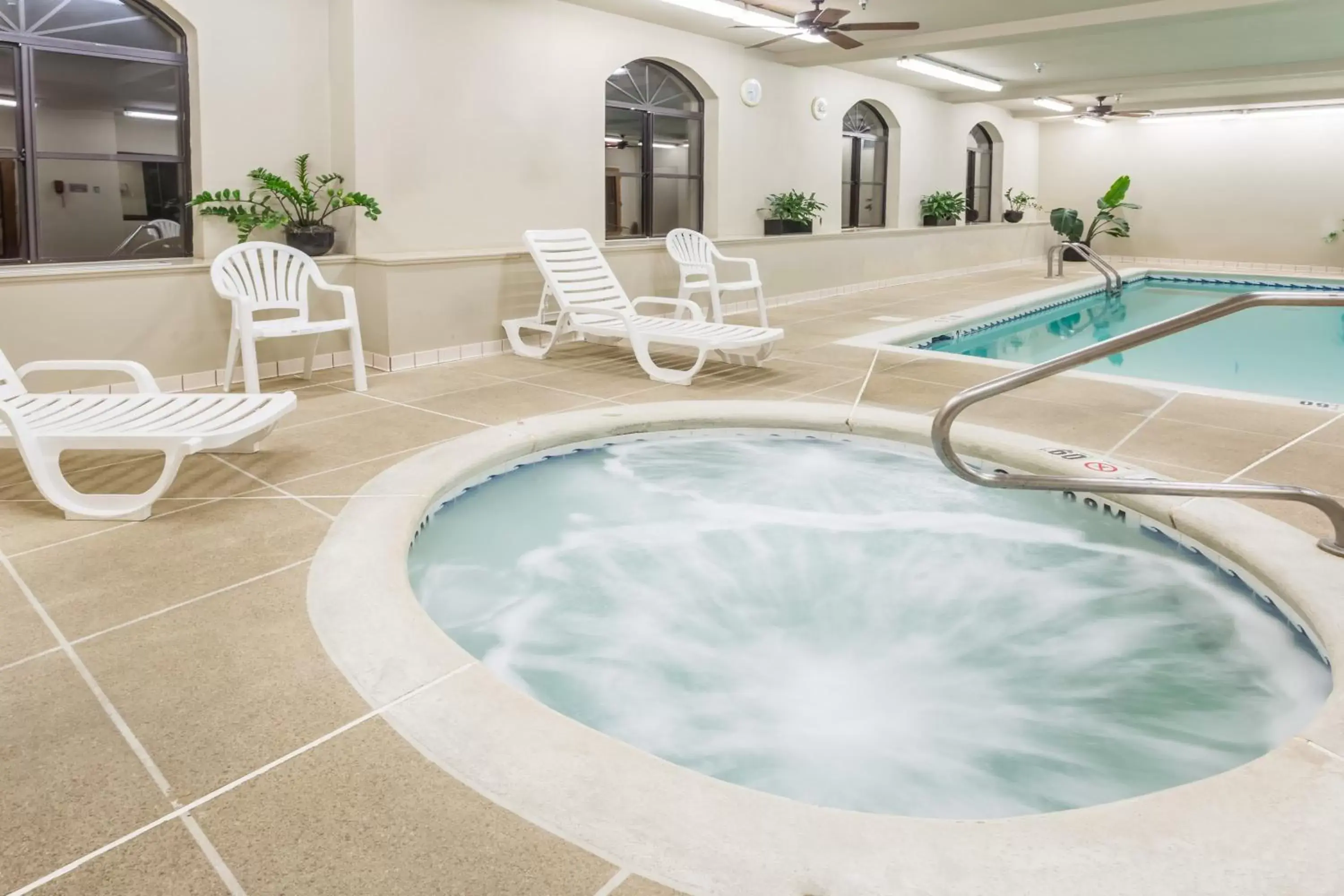 Hot Tub, Swimming Pool in Baymont by Wyndham Asheville/Biltmore