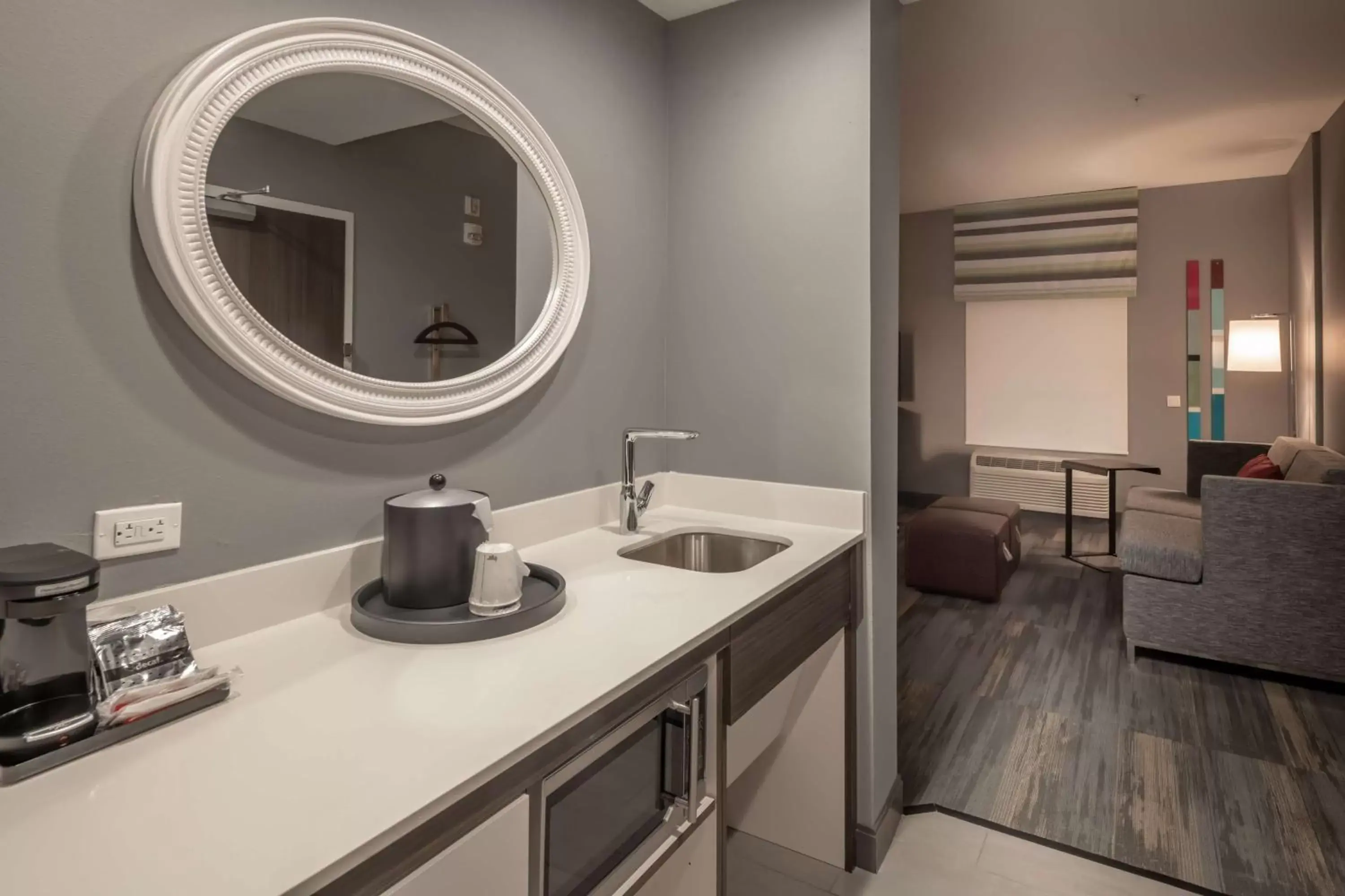 Living room, Kitchen/Kitchenette in Hampton Inn & Suites Dallas/Plano Central