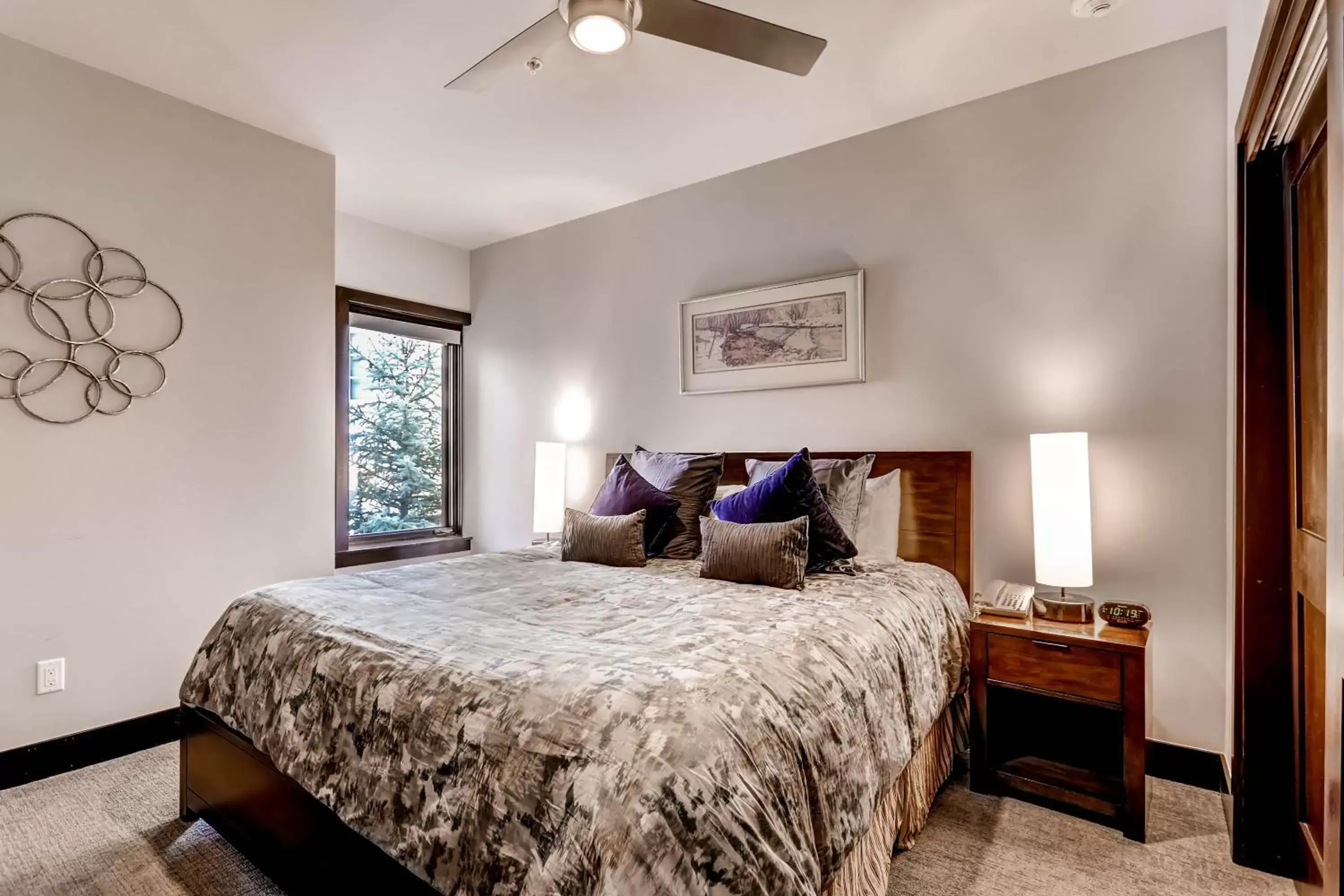 Bedroom, Bed in Lion Square Lodge