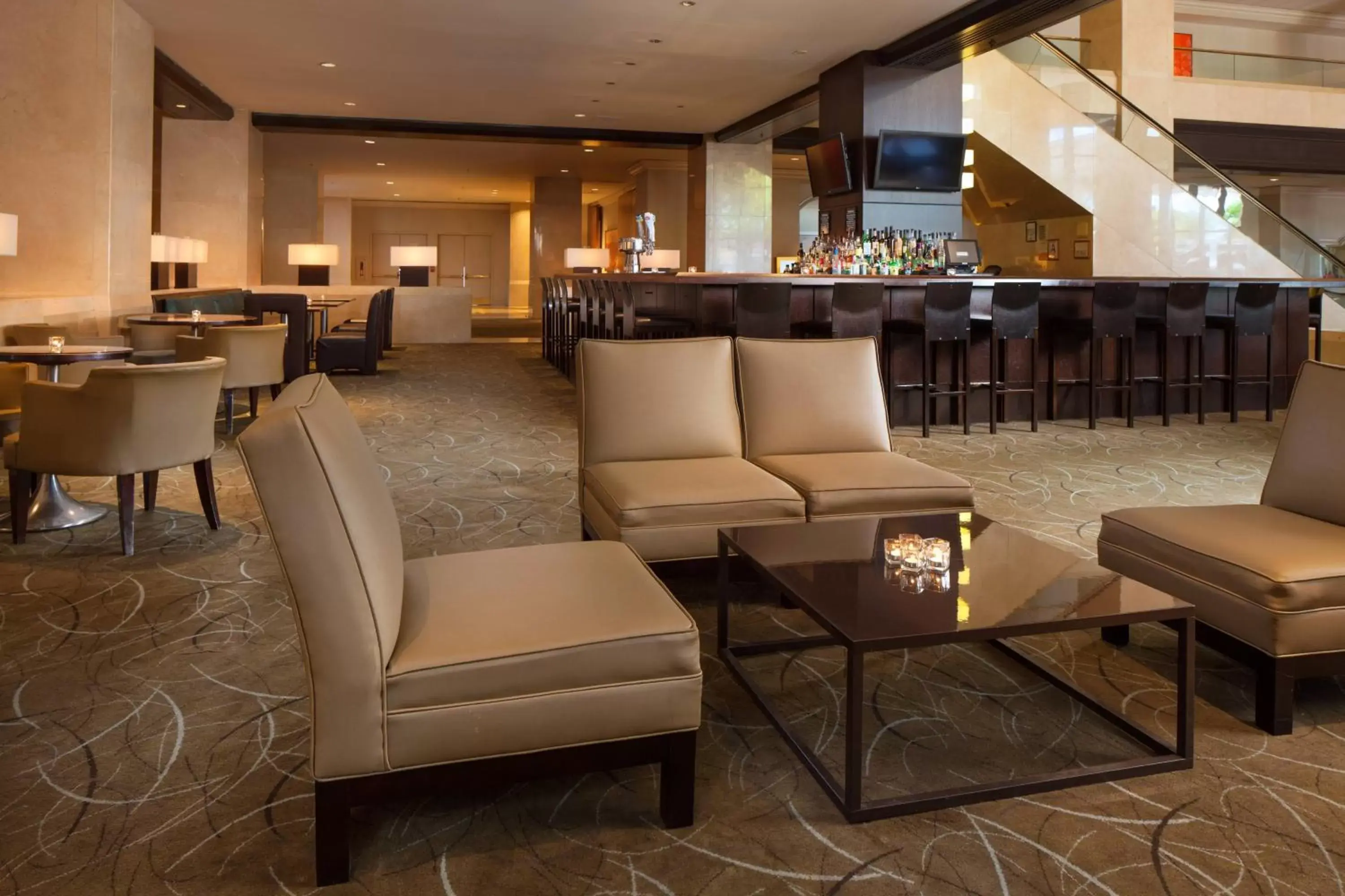 Lounge or bar in The Westin Los Angeles Airport