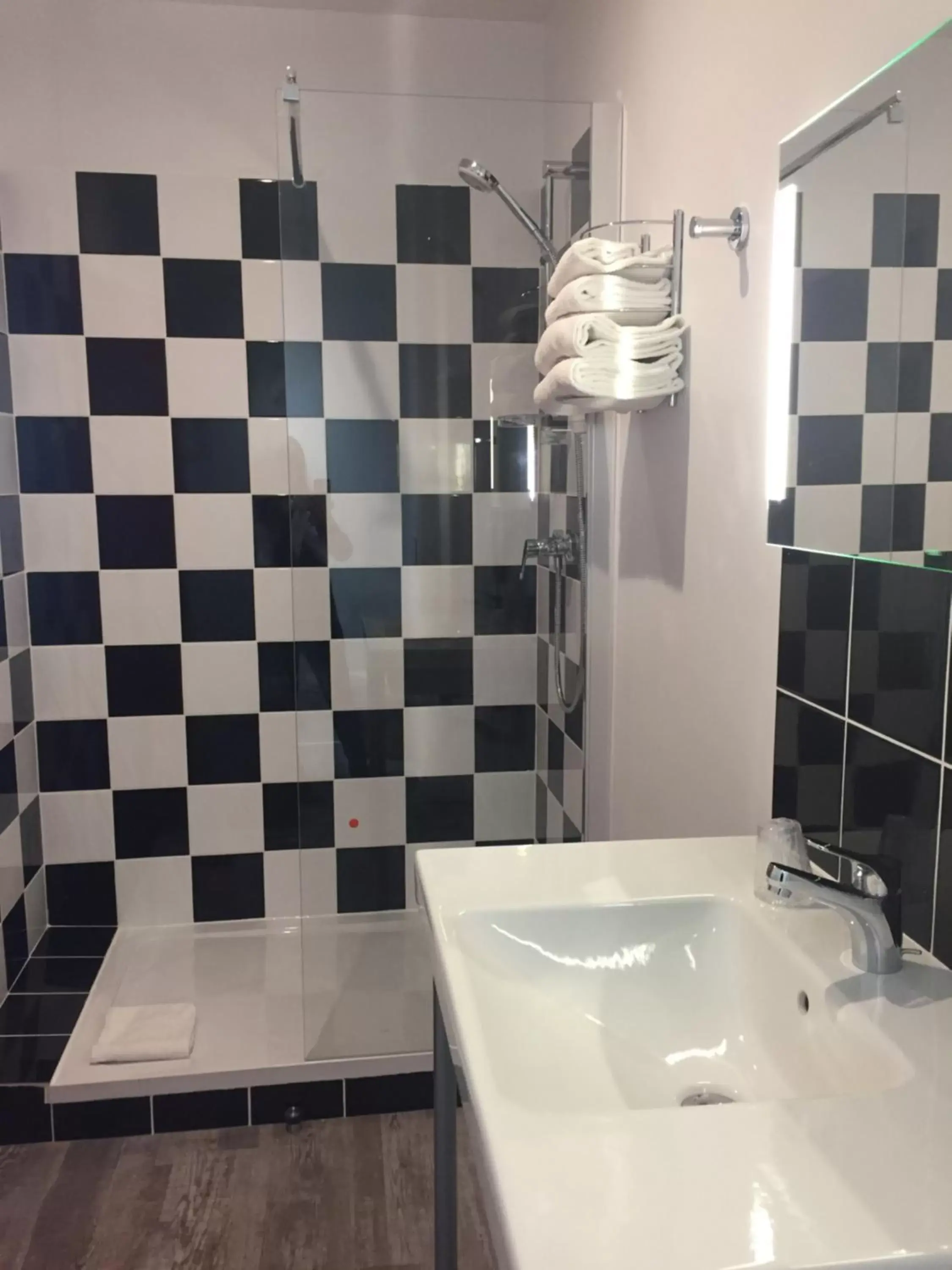 Photo of the whole room, Bathroom in ibis Styles Marseille Vieux Port