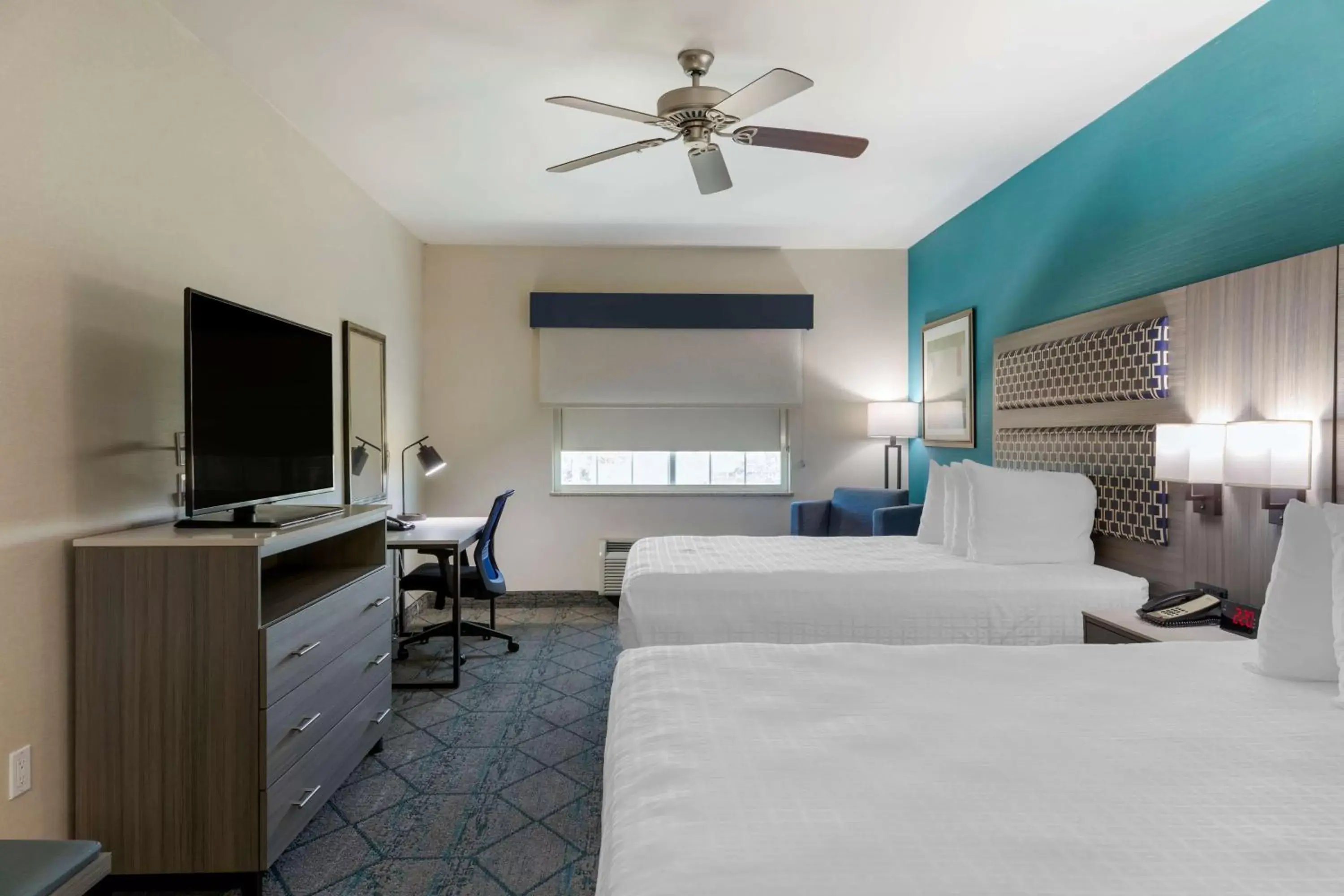 Bedroom, TV/Entertainment Center in Best Western Plus Wasco Inn & Suites