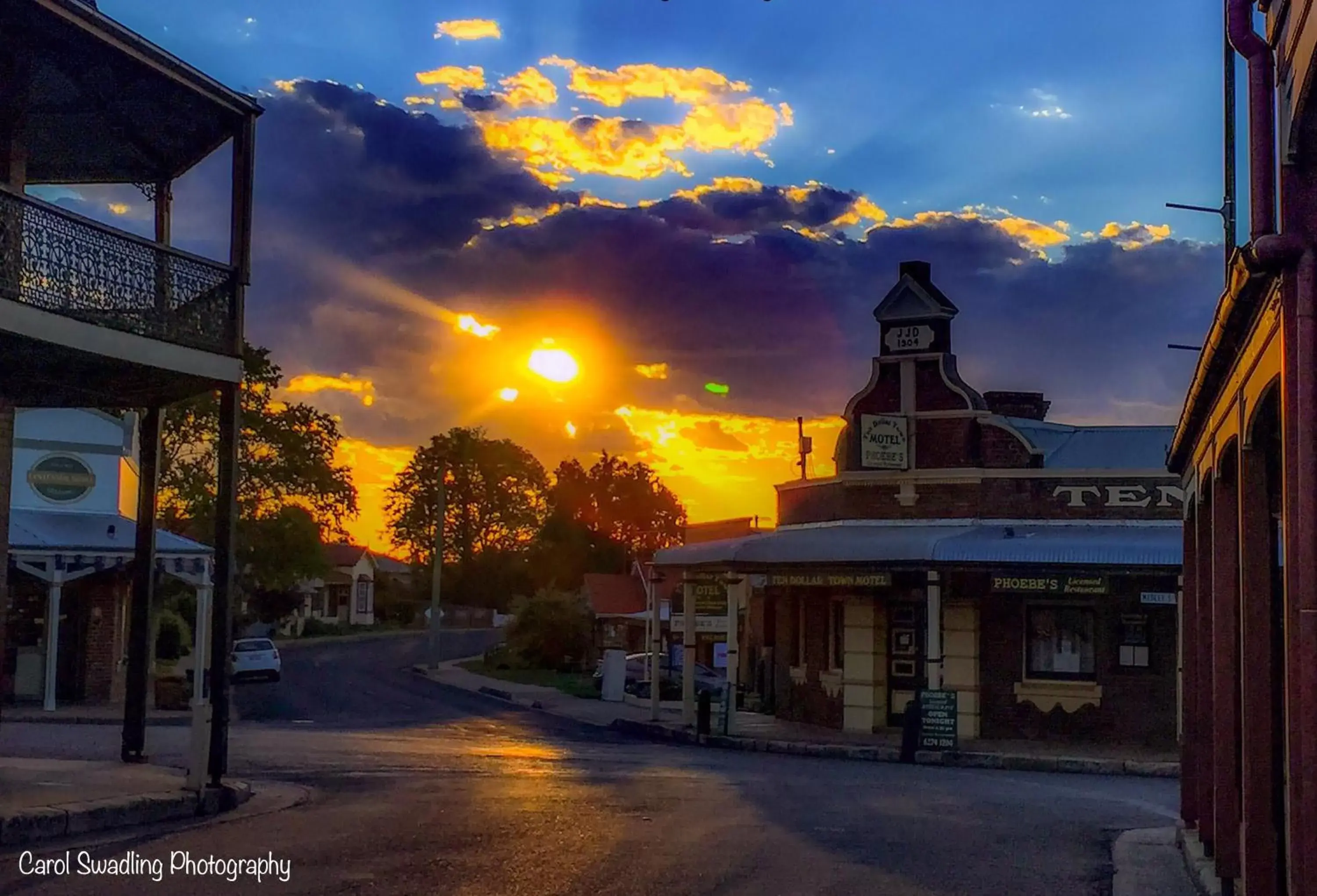 Street view, Property Building in Ten Dollar Town Motel