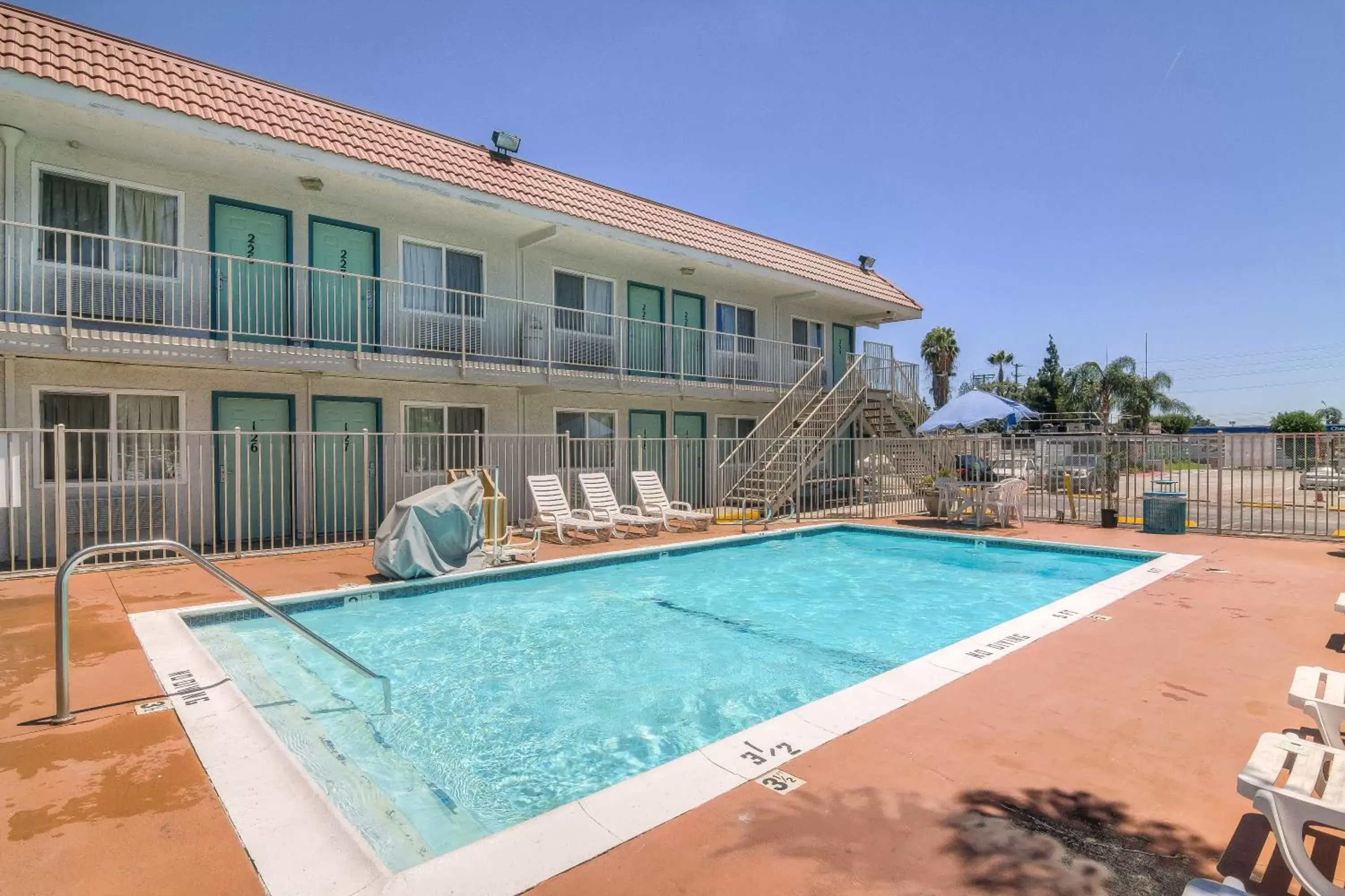 Swimming pool, Property Building in Motel 6-Sepulveda, CA - Los Angeles - Van Nuys - North Hills