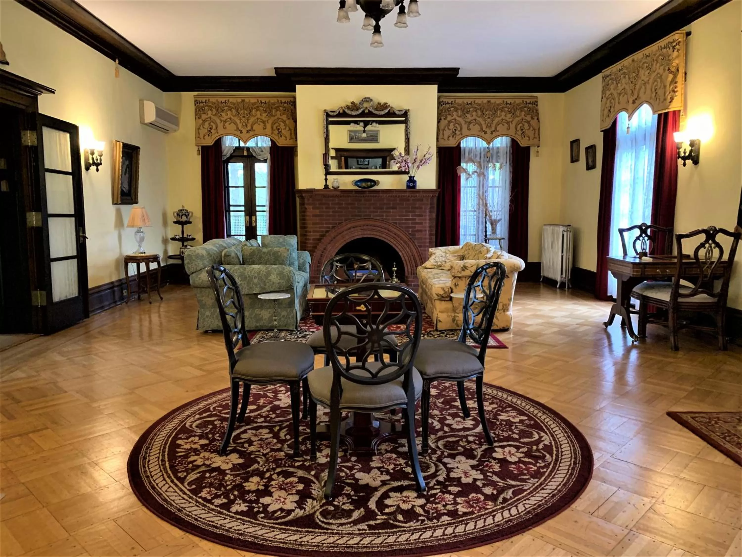 Communal lounge/ TV room in Mercersburg Inn