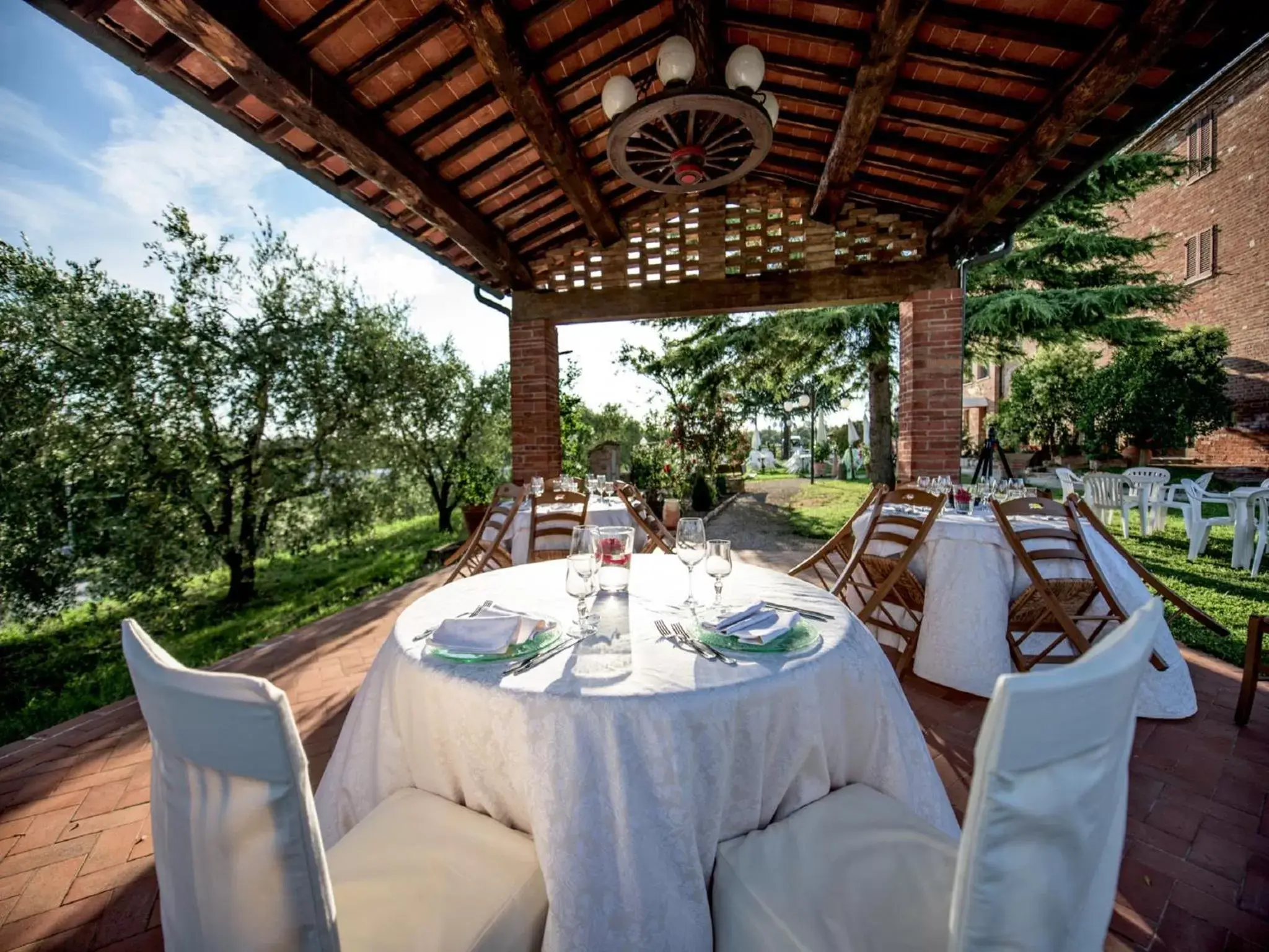 Patio, Banquet Facilities in Albergo La Foresteria