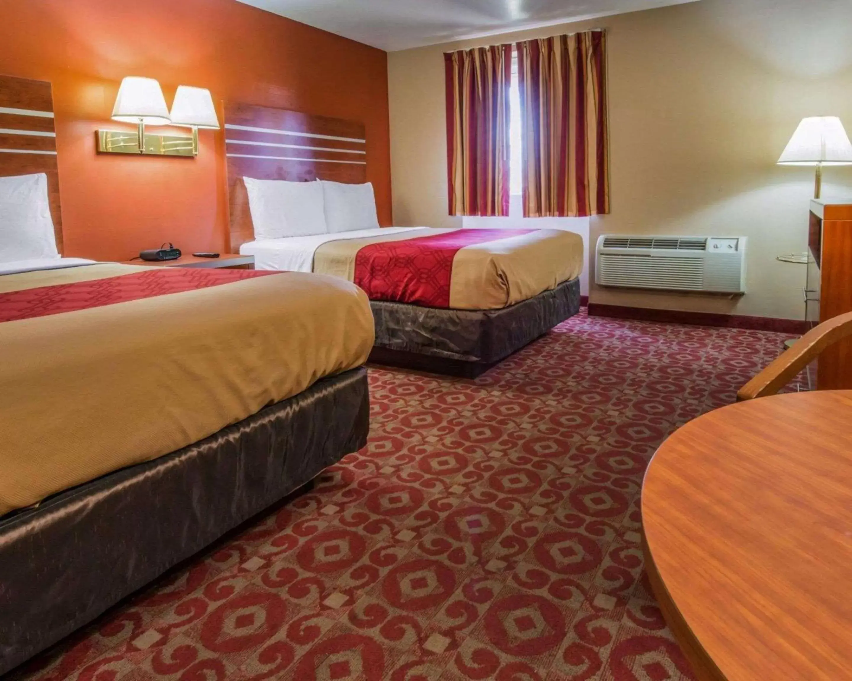 Photo of the whole room, Bed in Econo Lodge Hermitage