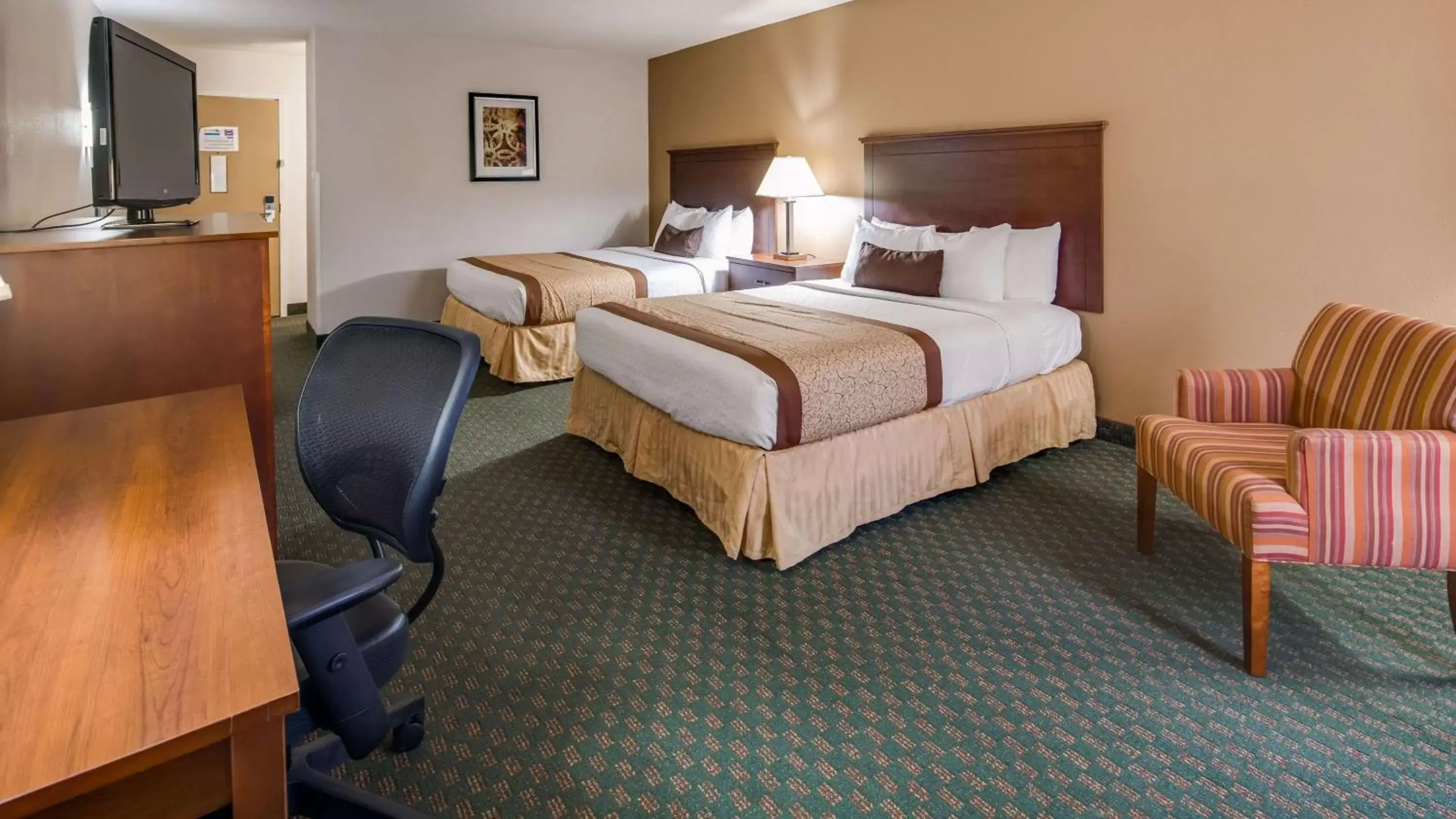 Photo of the whole room, Bed in Best Western PLUS Governor's Inn Richmond