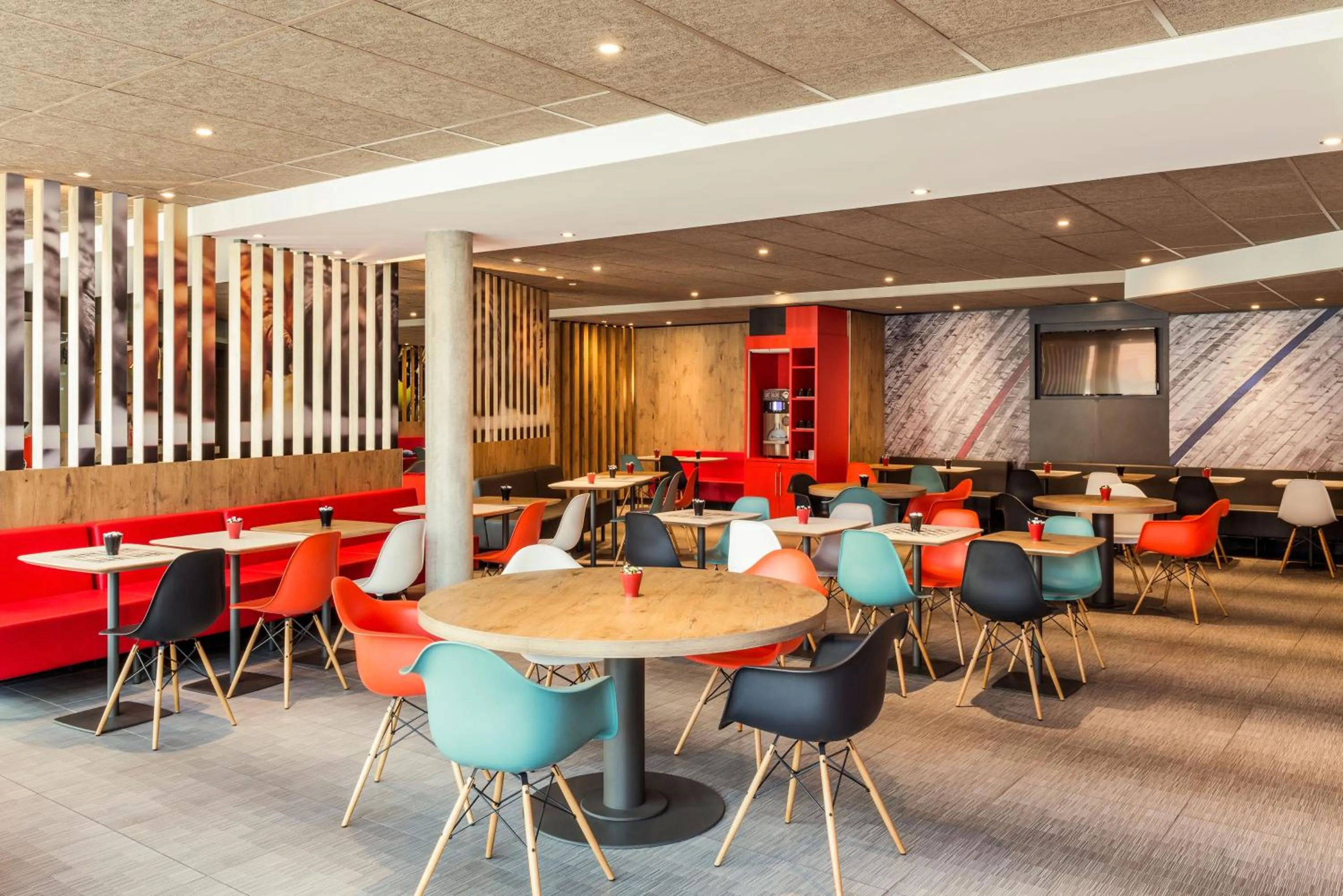 Buffet breakfast in ibis Saint Quentin en Yvelines - Vélodrome